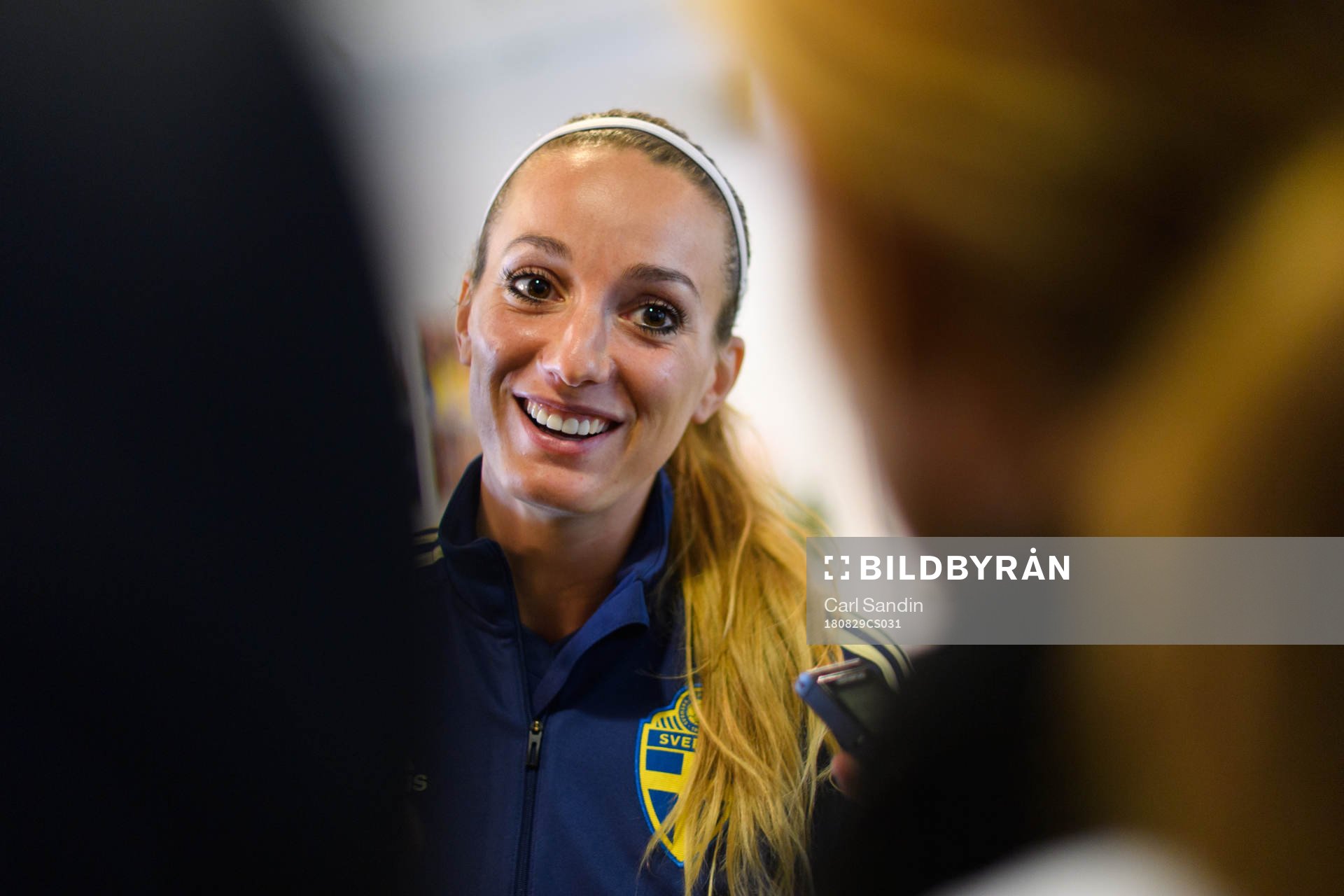 Kosovare Asllani blir intervjuad