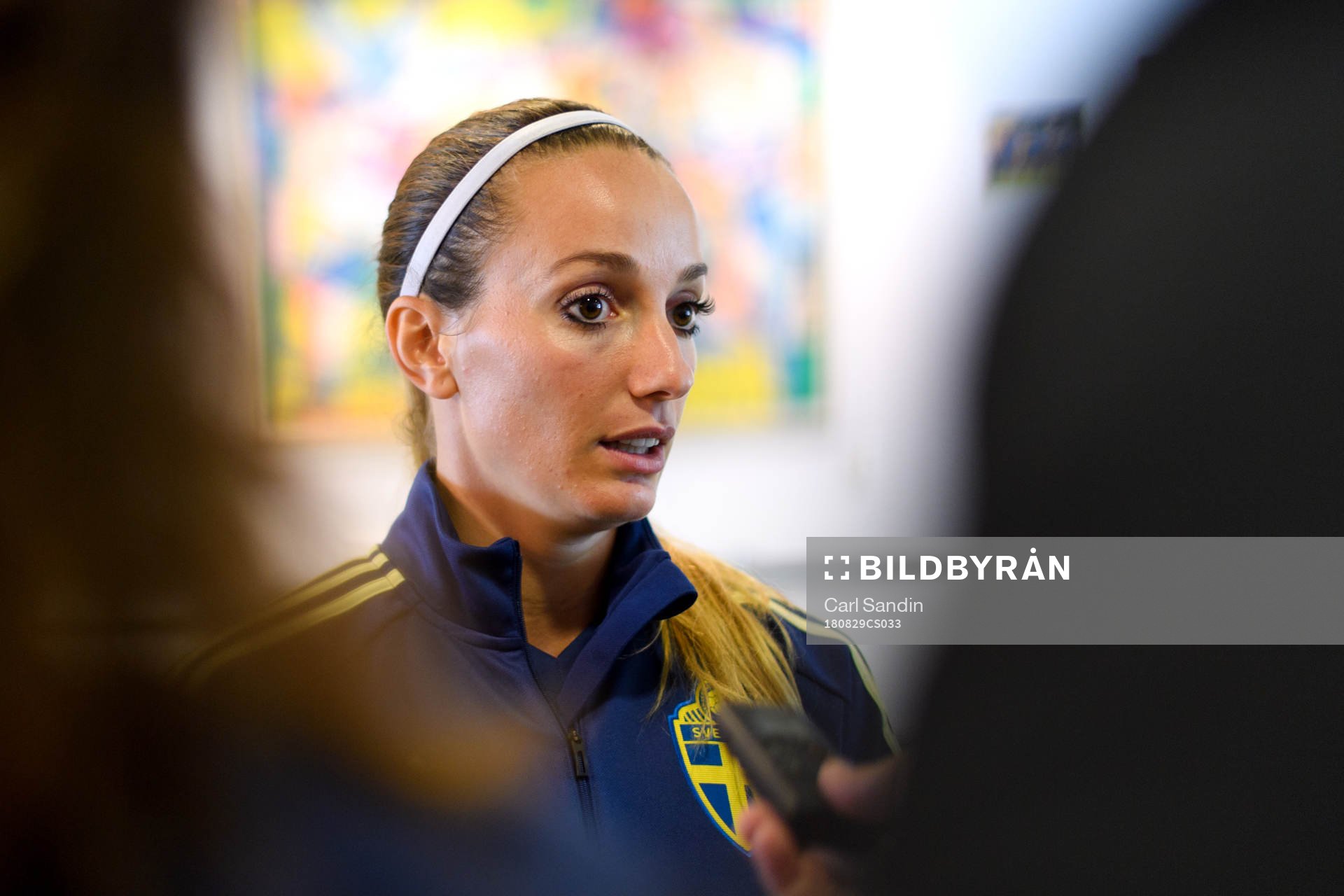 Kosovare Asllani blir intervjuad