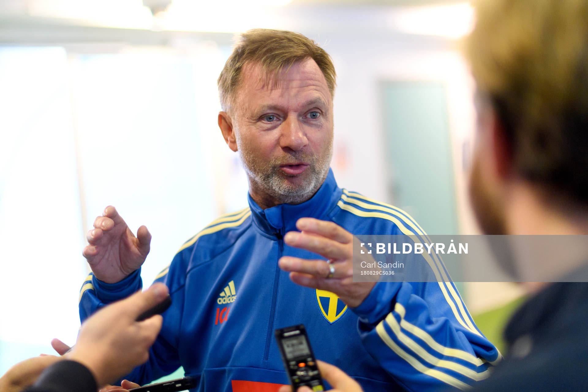 Förbundskapten Peter Gerhardsson blir intervjuad