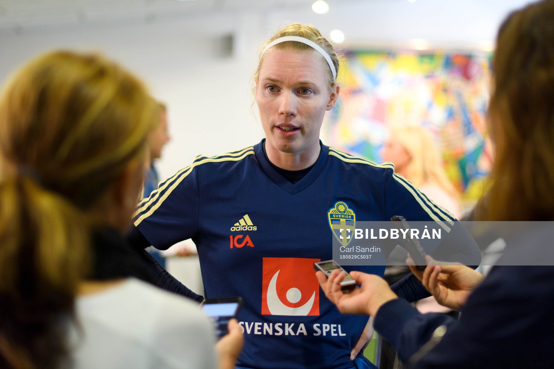 Målvakt Hedvig Lindahl blir intervjuad