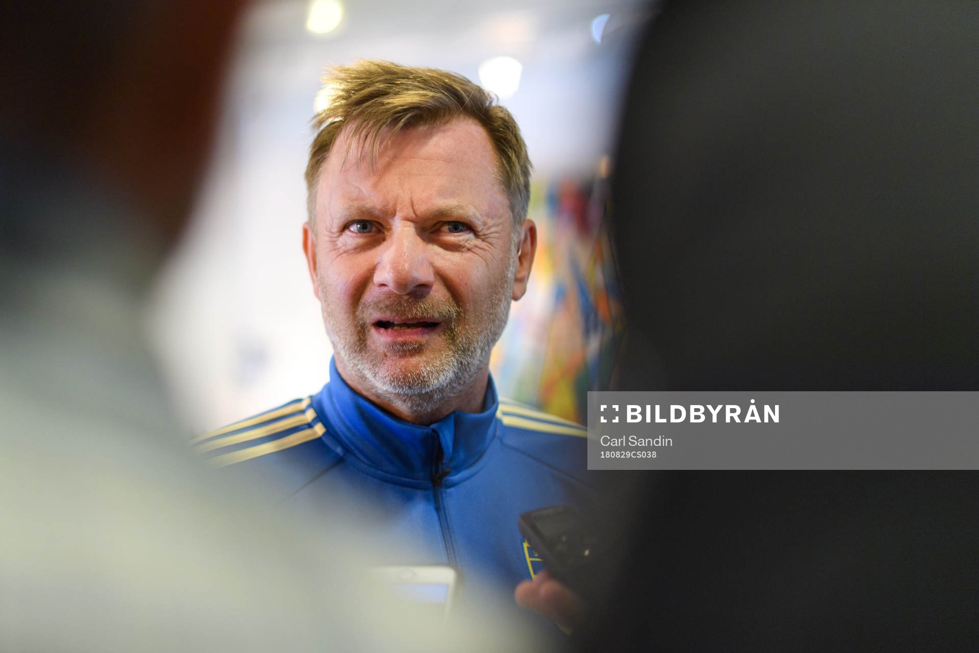 Förbundskapten Peter Gerhardsson blir intervjuad