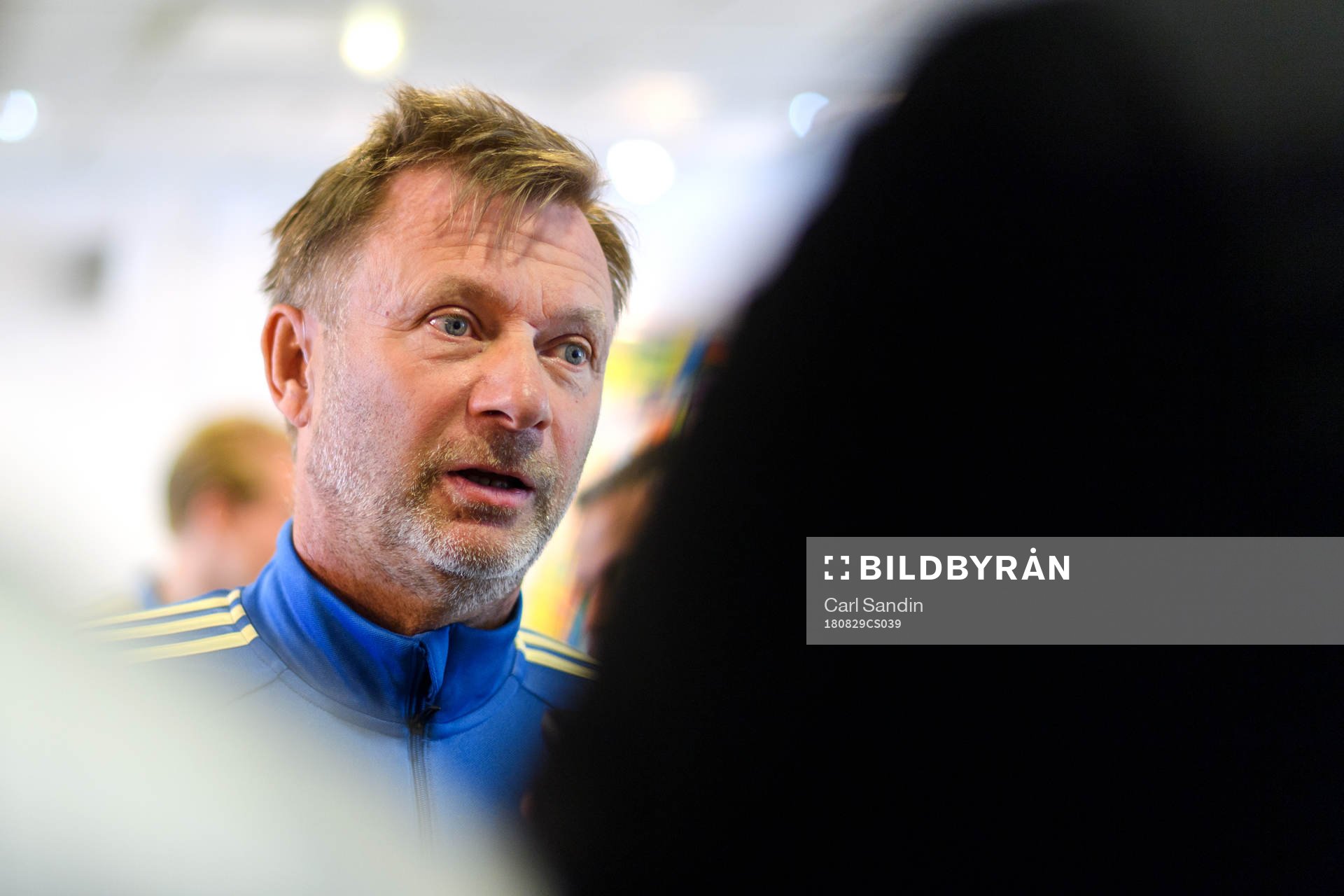 Förbundskapten Peter Gerhardsson blir intervjuad