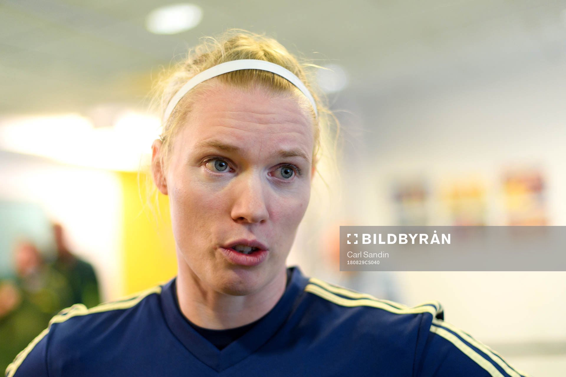 Målvakt Hedvig Lindahl blir intervjuad