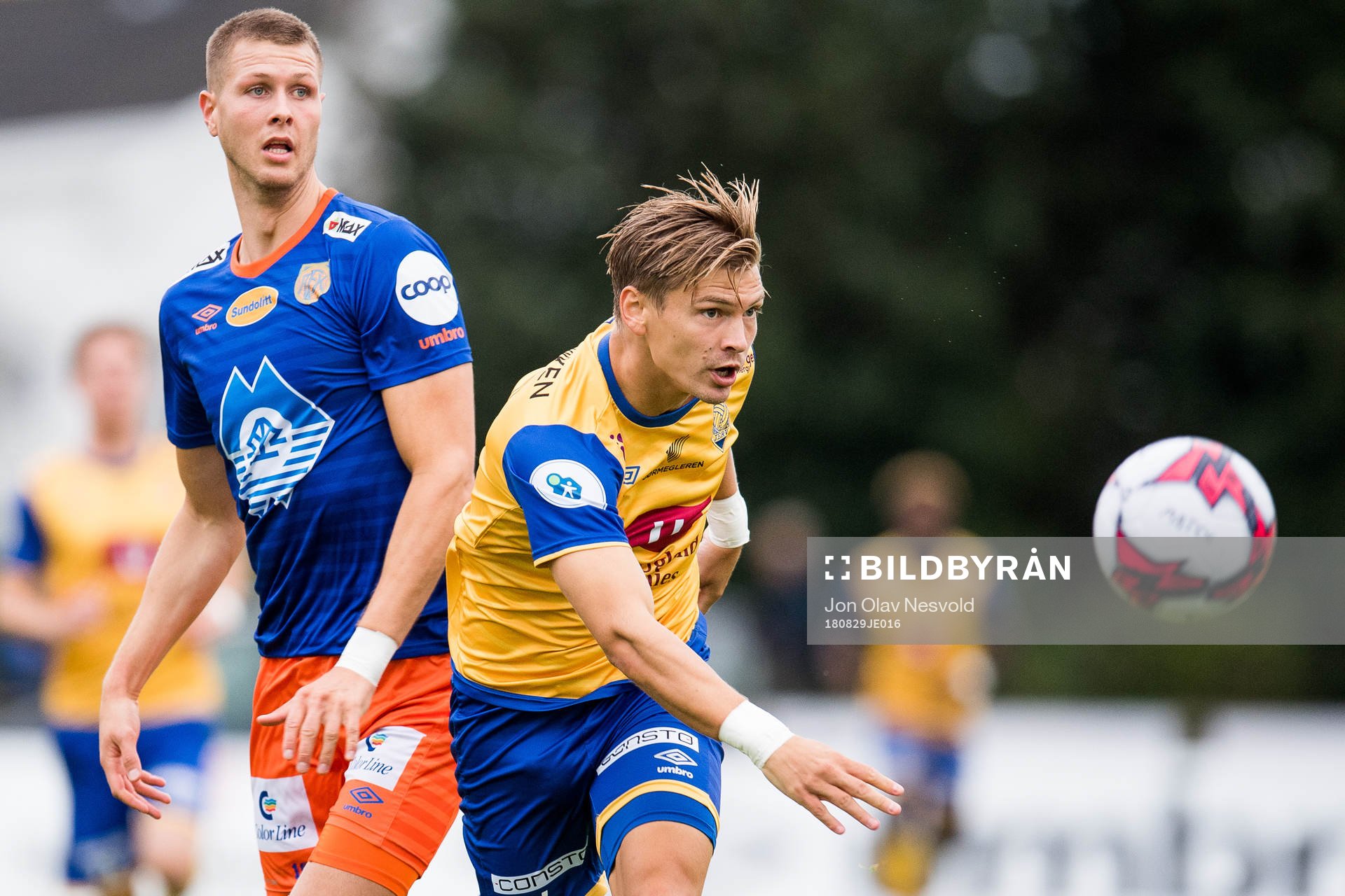 Hólmbert Fridjónsson of Aalesund and Espen Knudsen of Jerv
