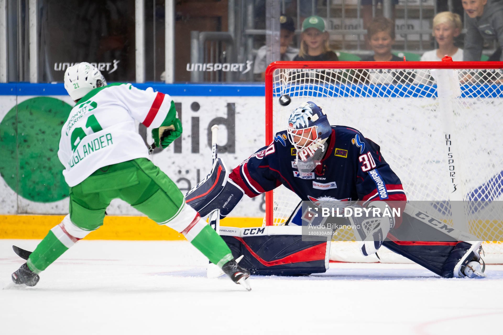 Rögles Nils Höglander och Linköping målvakt Jacob