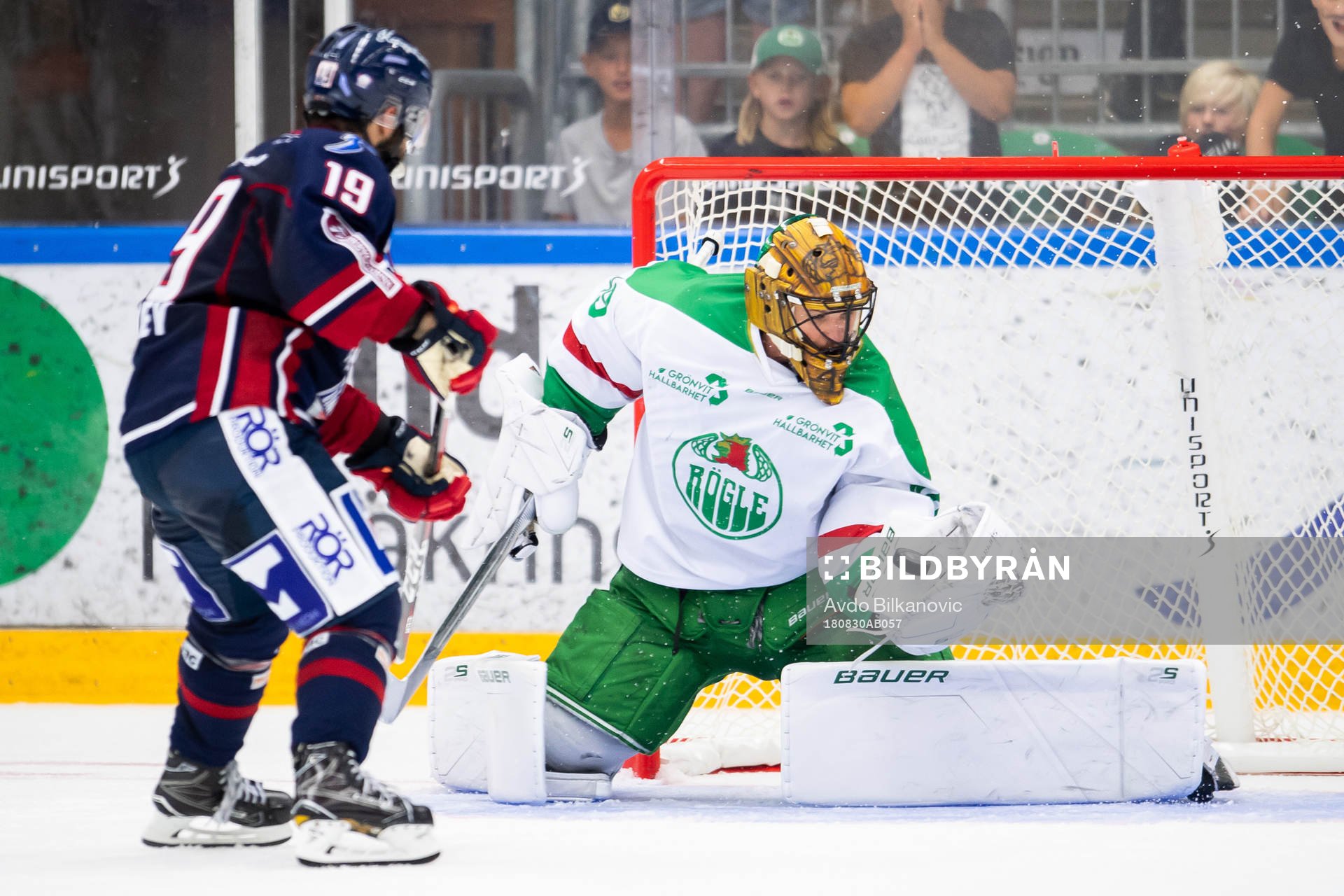 Rögles målvakt Justin Pogge möter Linköping Joe Whitney