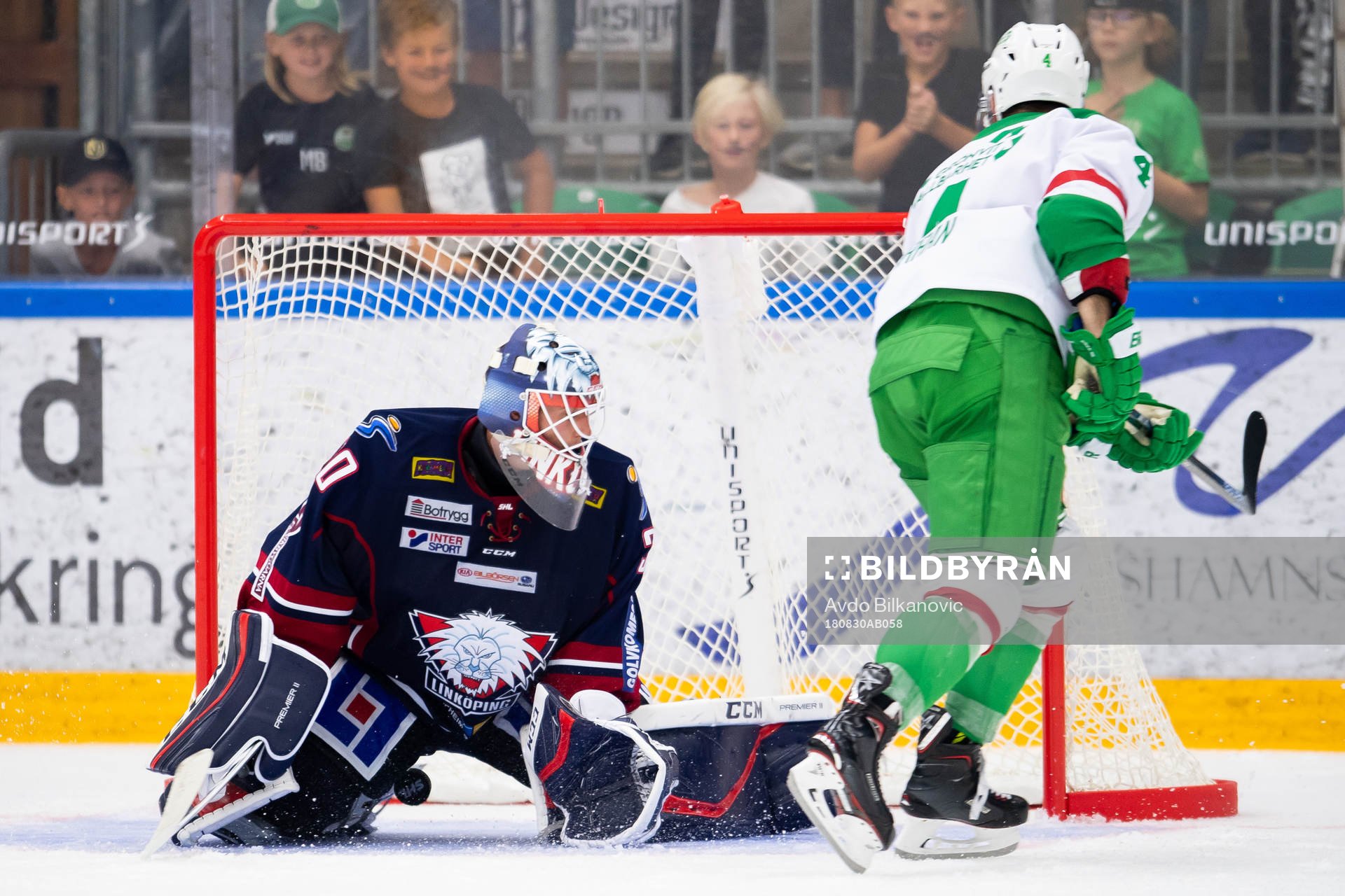 Rögles Kodie Curran och Linköping målvakt Jacob Johansson