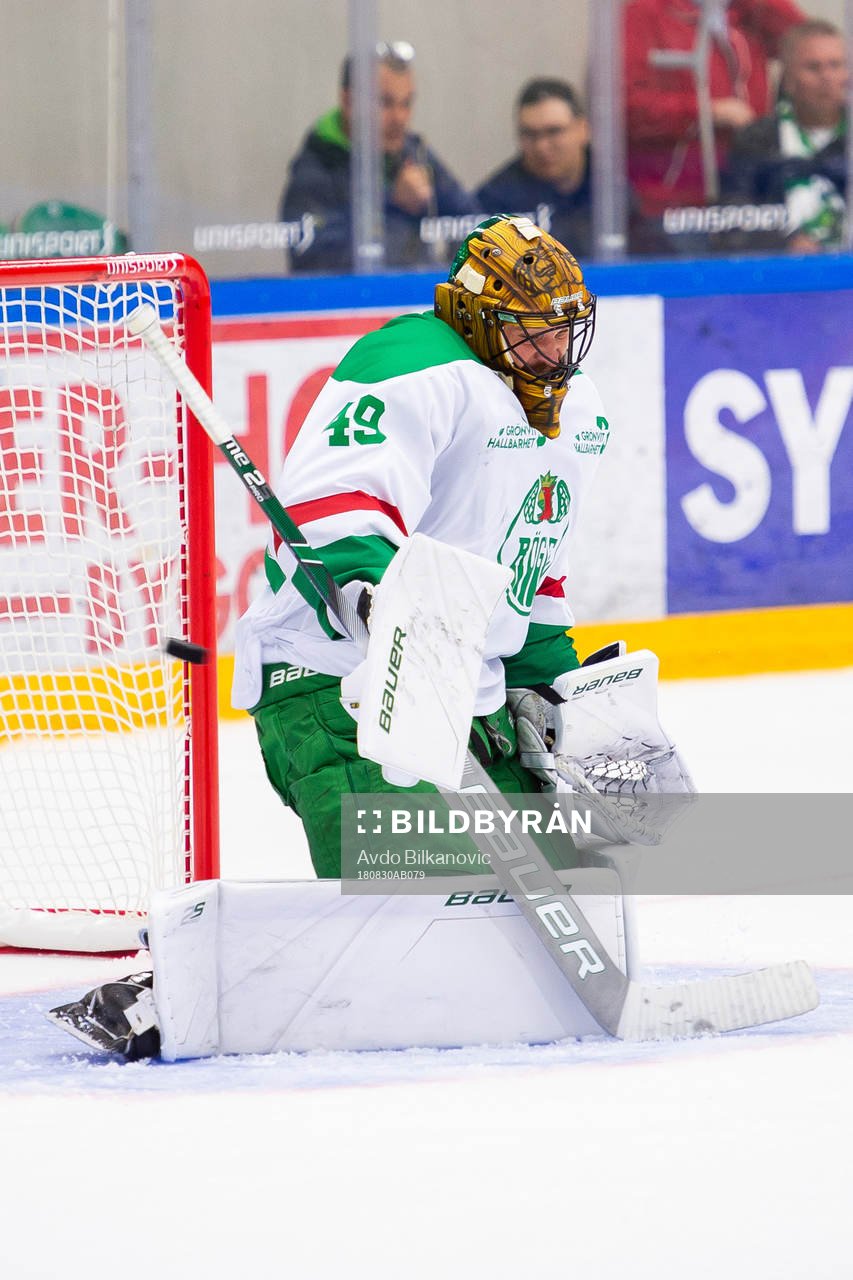 Rögles målvakt Justin Pogge släpper in pucken i mål