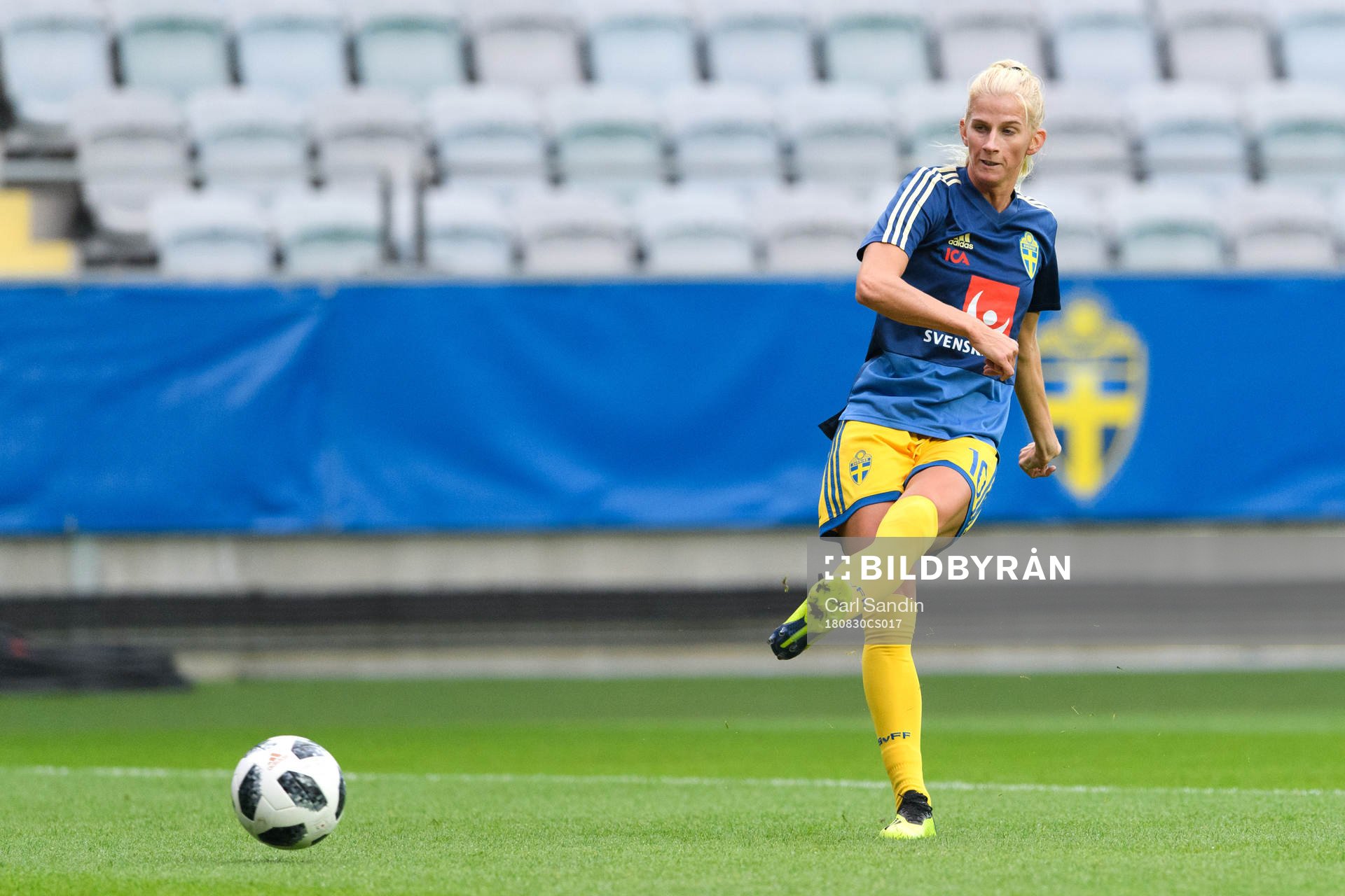 Sveriges Sofia Jakobsson värmer upp innan VM-kvalmatchen i