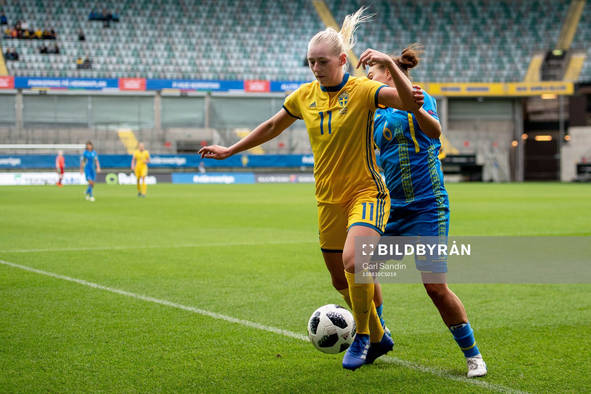 Sveriges Stina Blackstenius och Ukrainas Olha Basanska