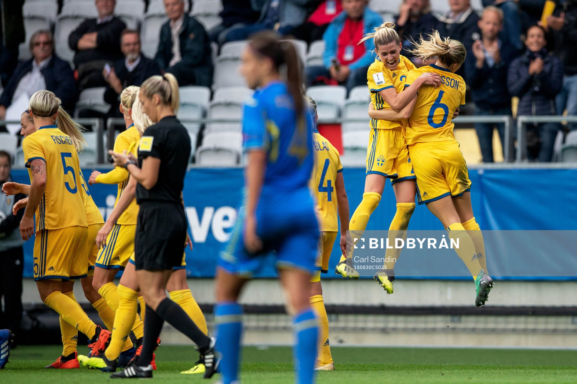 Sveriges Olivia Schough och Magdalena Eriksson jublar