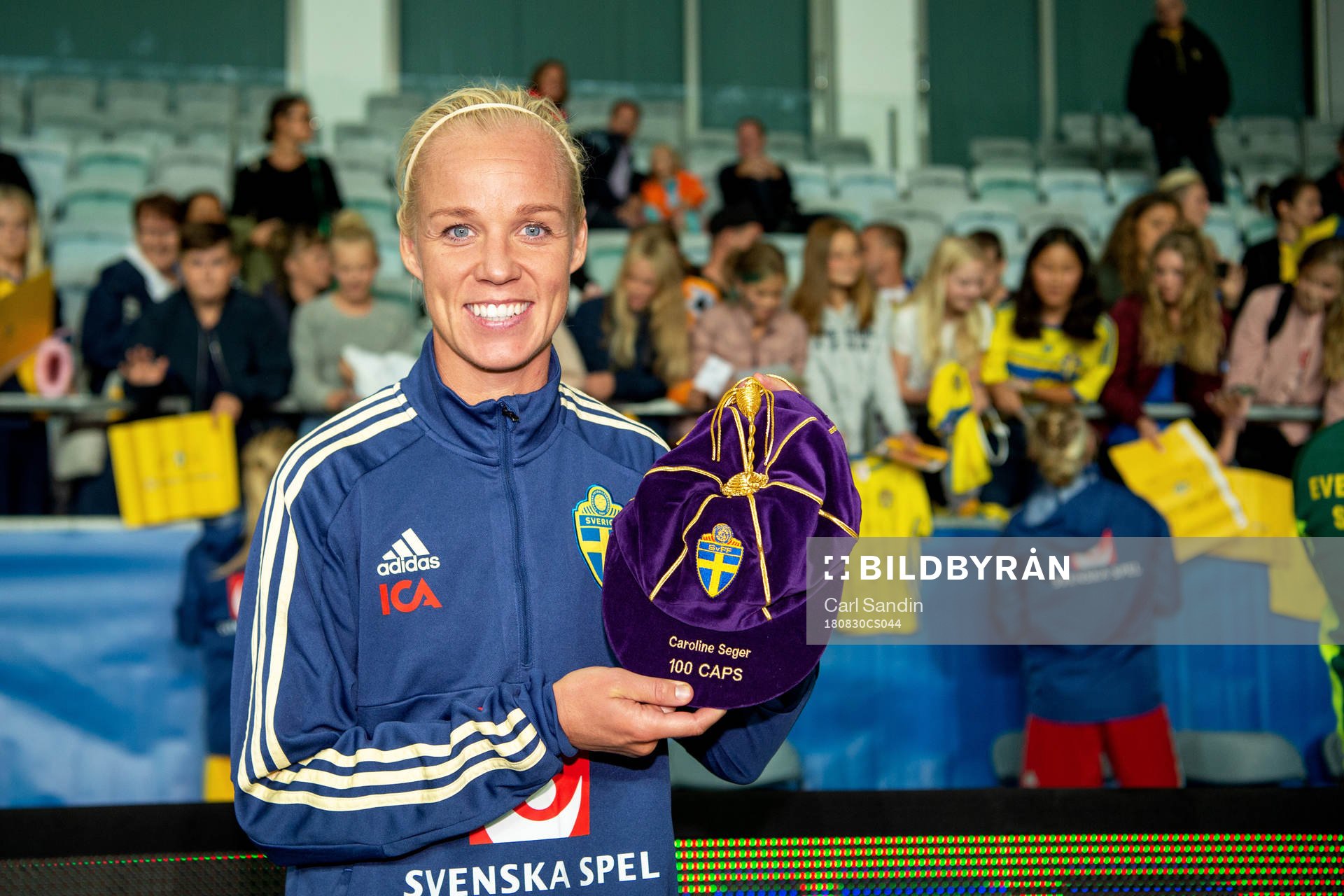 Caroline Seger med keps från UEFA