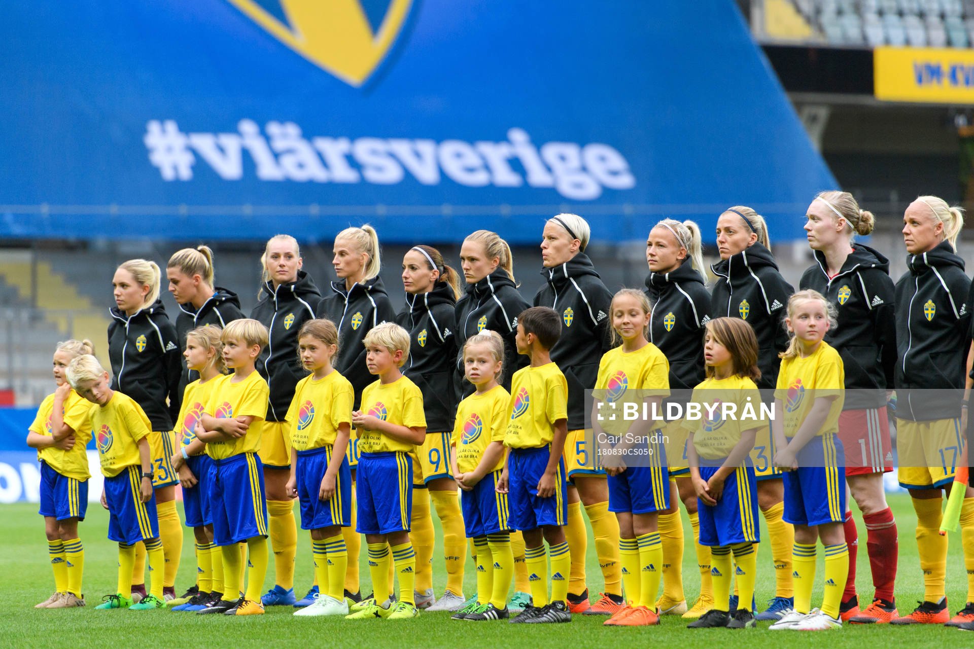 De svenska spelarna vid lineup innan VM-kvalmatchen i