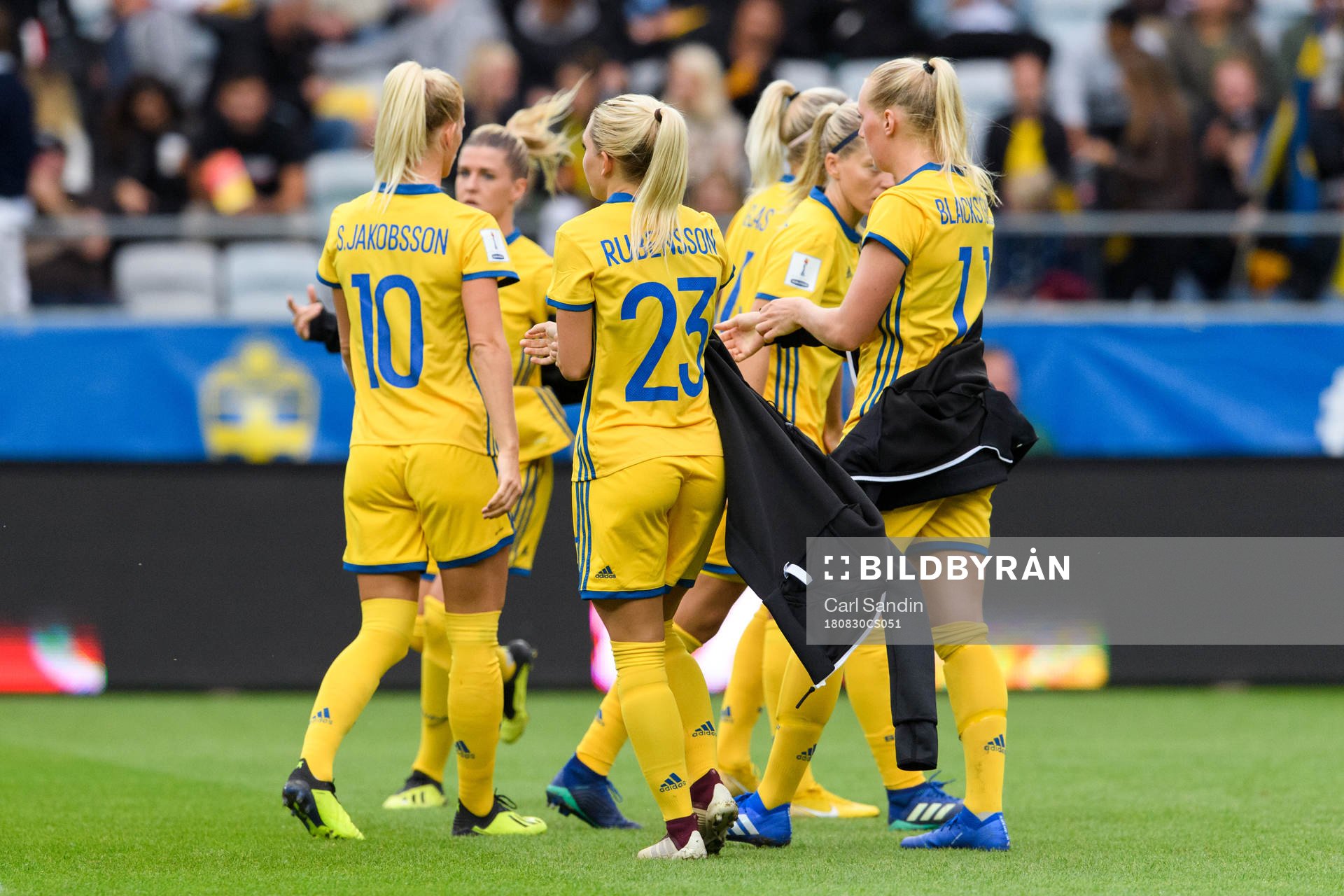De svenska spelarna tar av sig sina hoodies innan