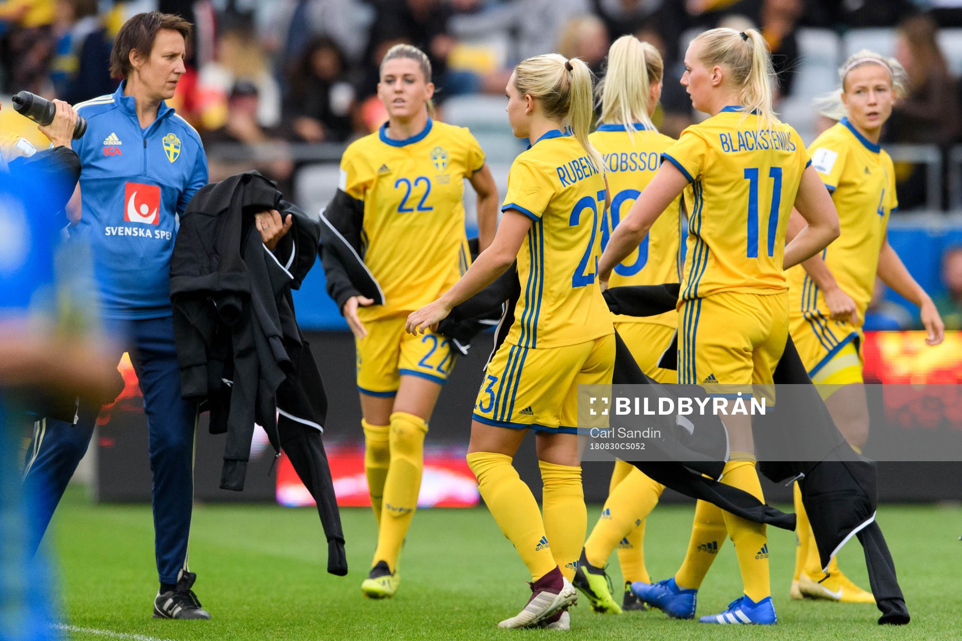 De svenska spelarna tar av sig sina hoodies innan