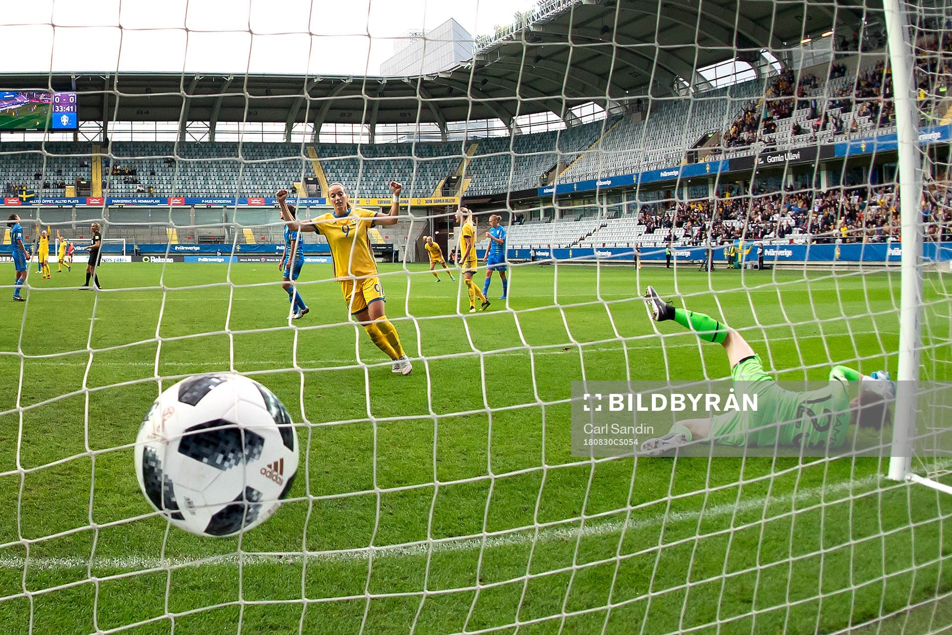 Sveriges Kosovare Asllani jublar