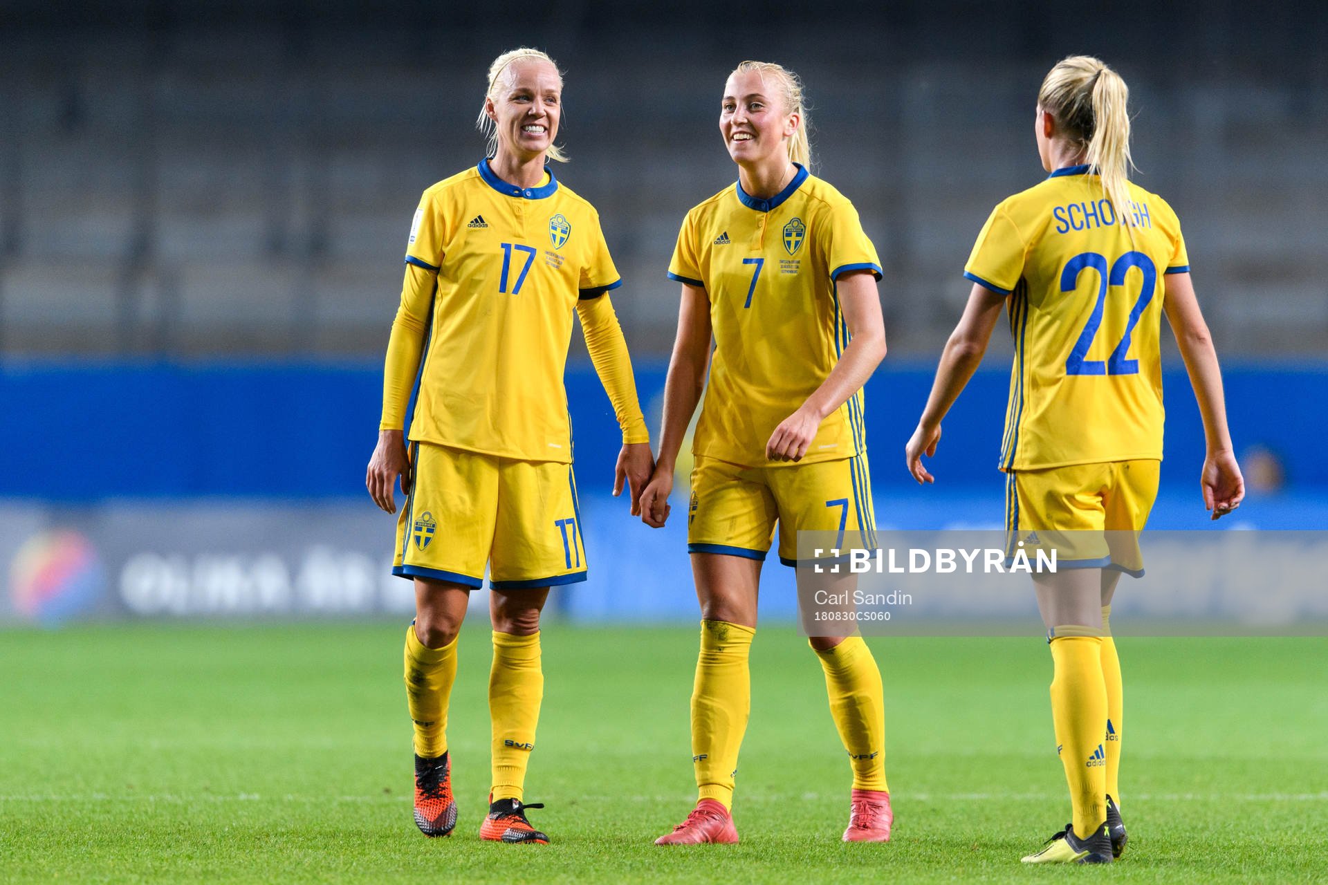 Sveriges Caroline Seger och Julia Karlernäs jublar