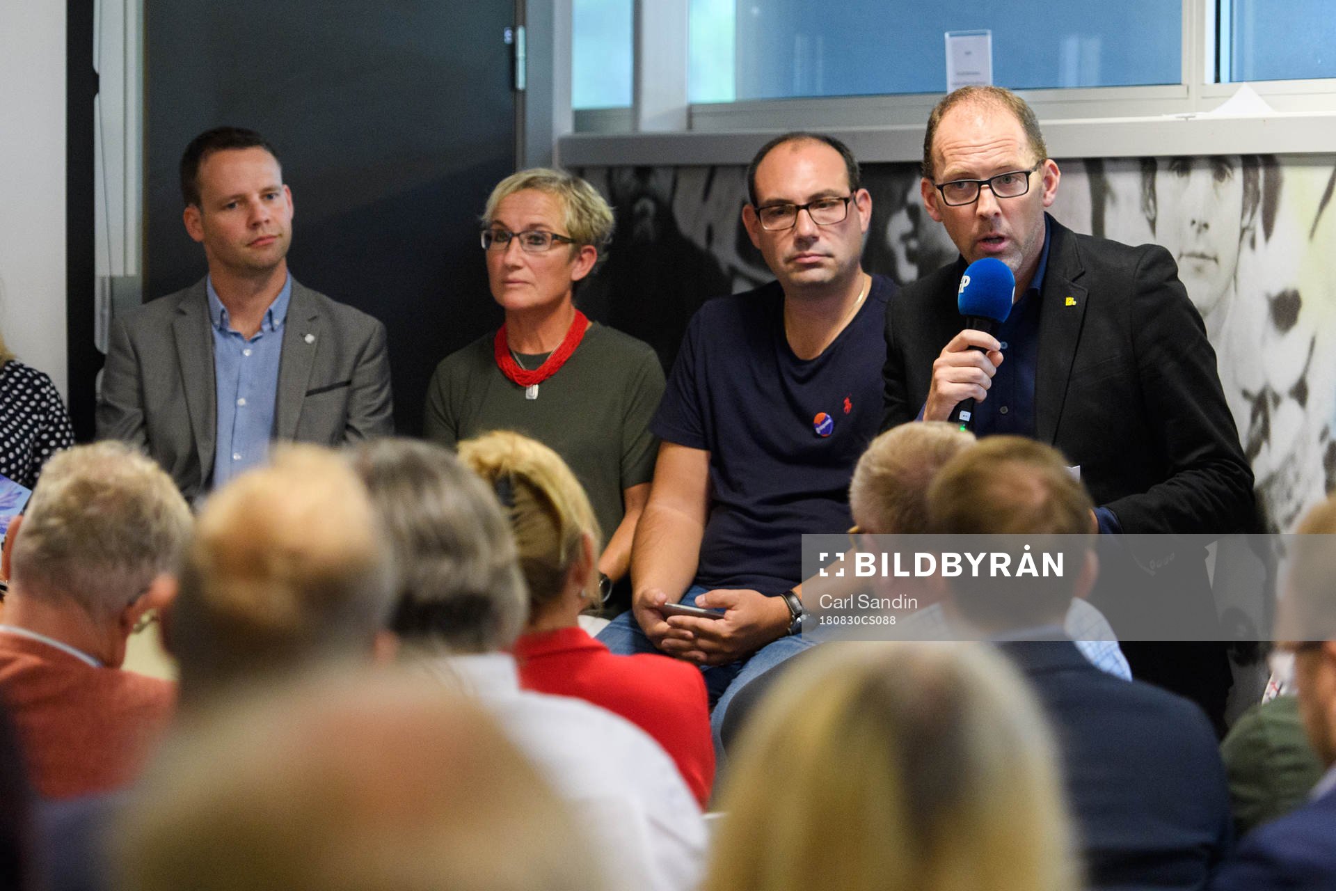 Henrik Munck, demokraterna, deltar i en fotbollsdebatt