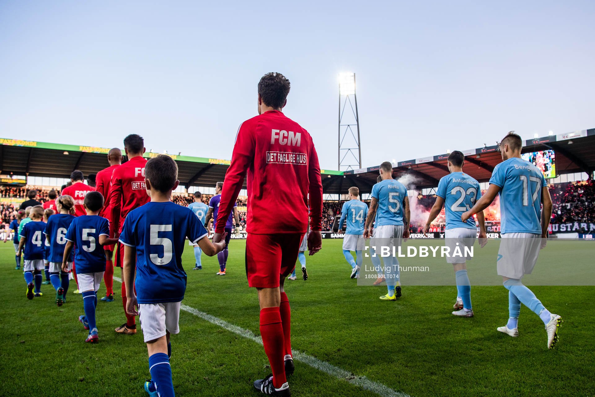 The2 teams enters the field