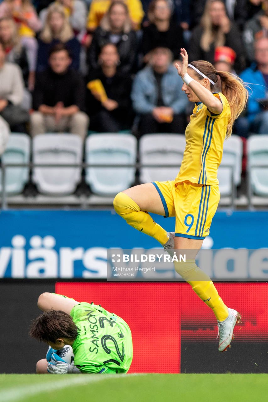 Sveriges Kosovare Asllani och Ukrainas målvakt Kateryna