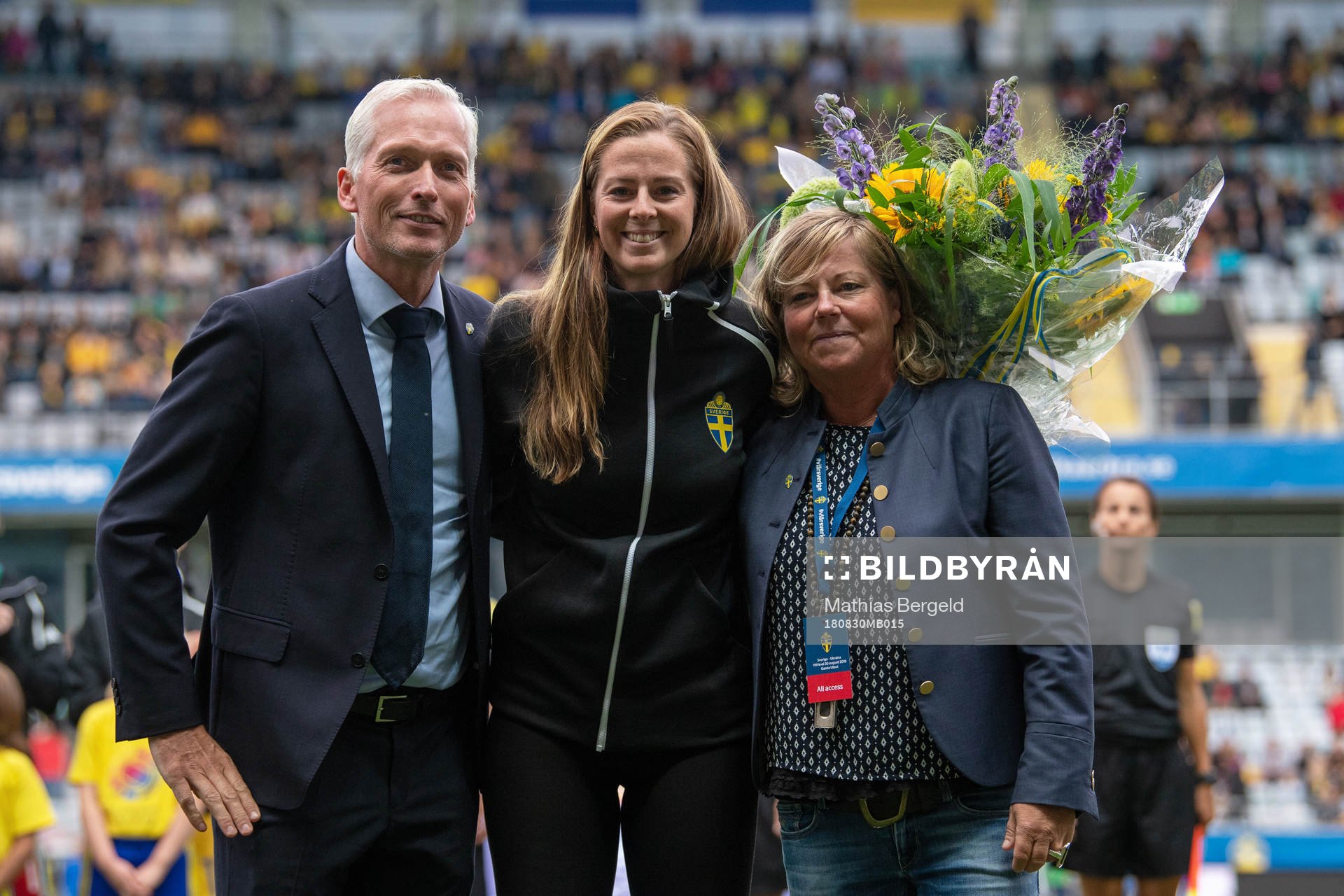 Lotta Schelin avtackas av generalsekreterare Håkan