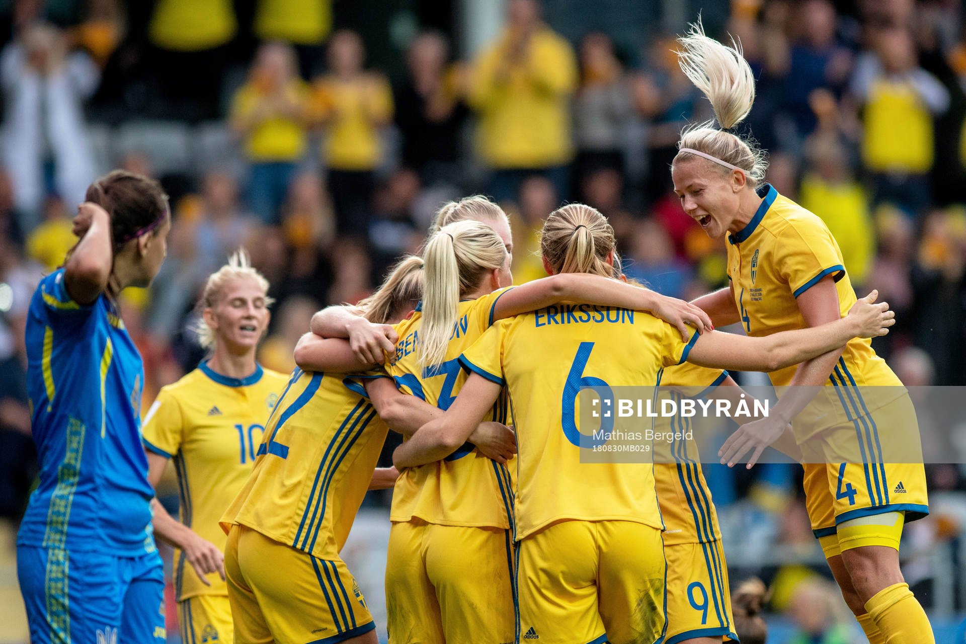 Sveriges Elin Rubensson jublar med lagkamrater