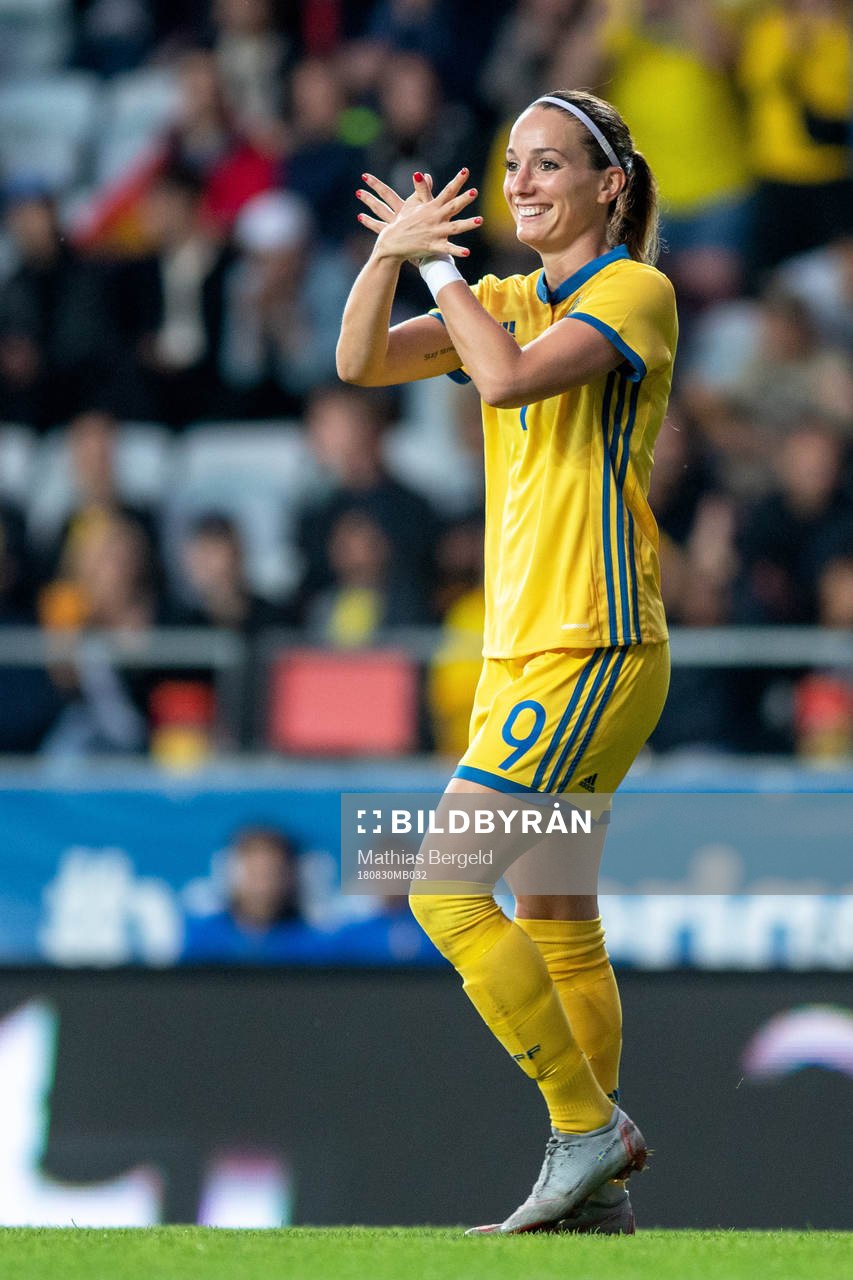 Sveriges Kosovare Asllani jublar med lagkamrater