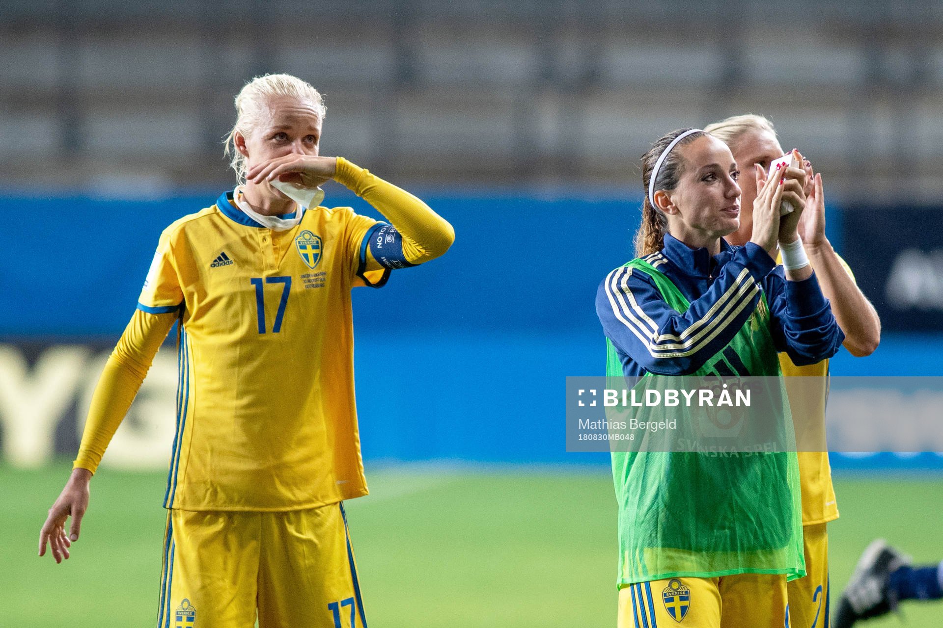 Sveriges Caroline Seger och Kosovare Asllani jublar efter VM-kvalmatchen i fotboll mellan Sverige och Ukraina den 30 augusti 2018 i Göteborg.