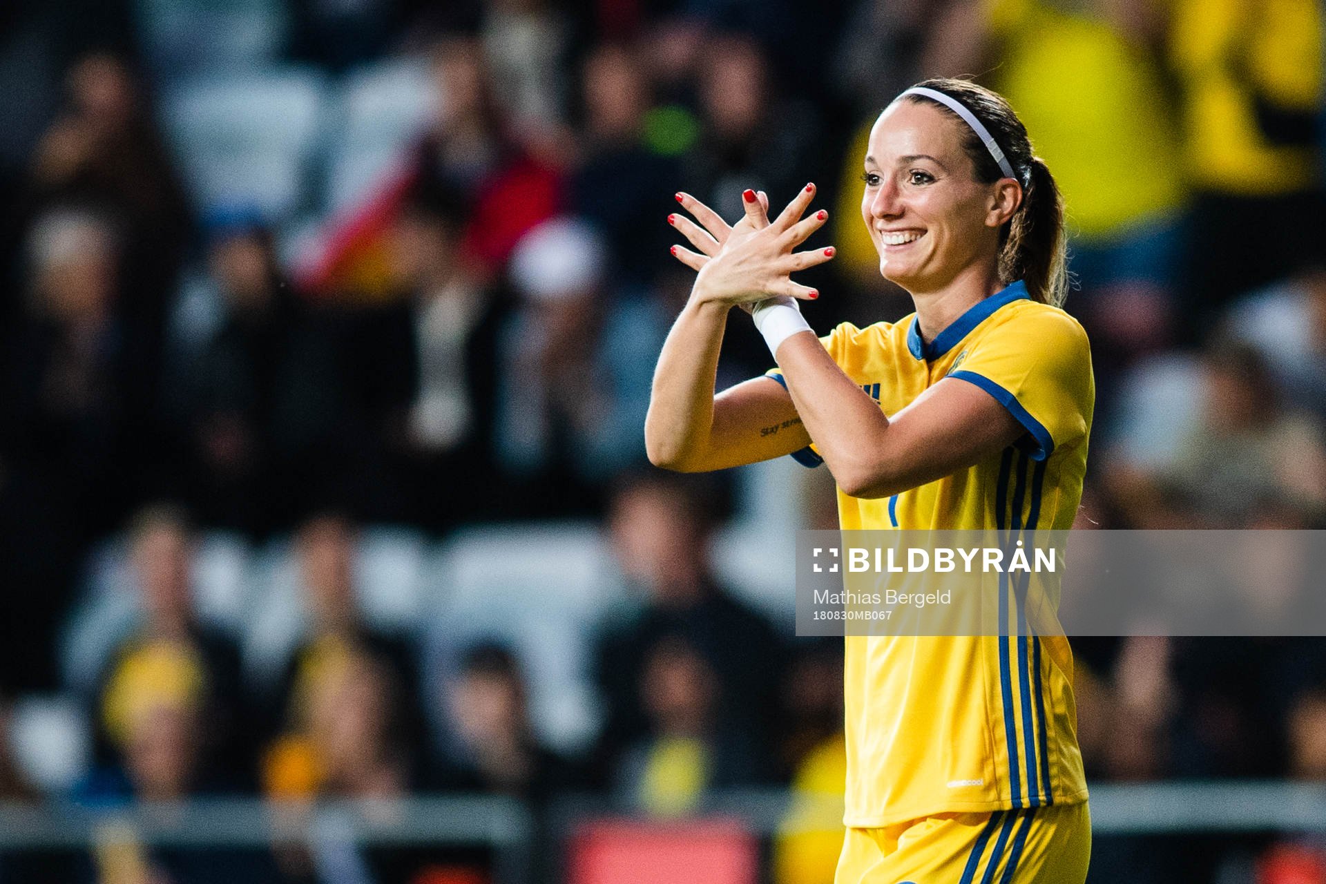 Sveriges Kosovare Asllani jublar
