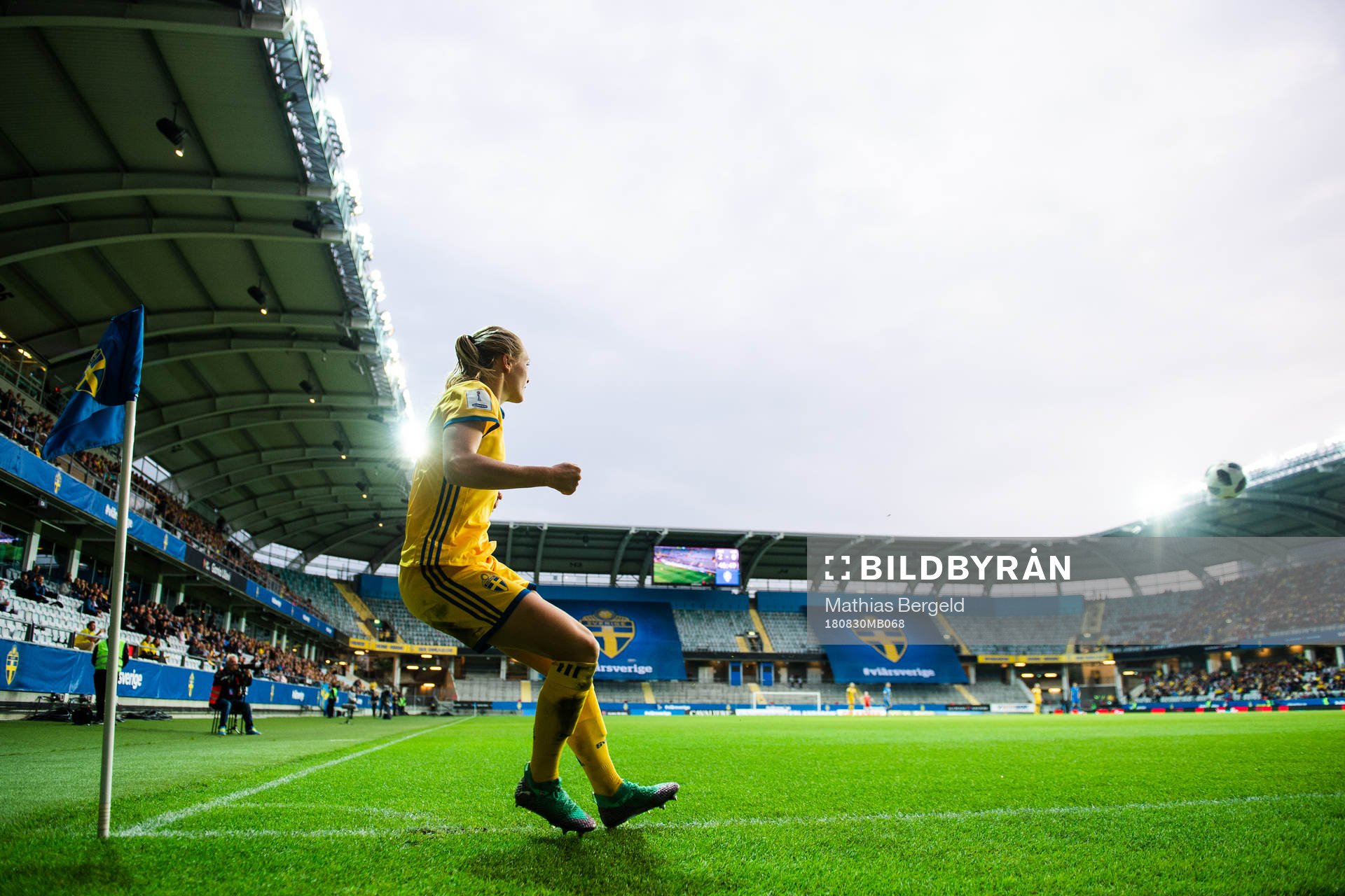 Sveriges Magdalena Eriksson slår en hörna