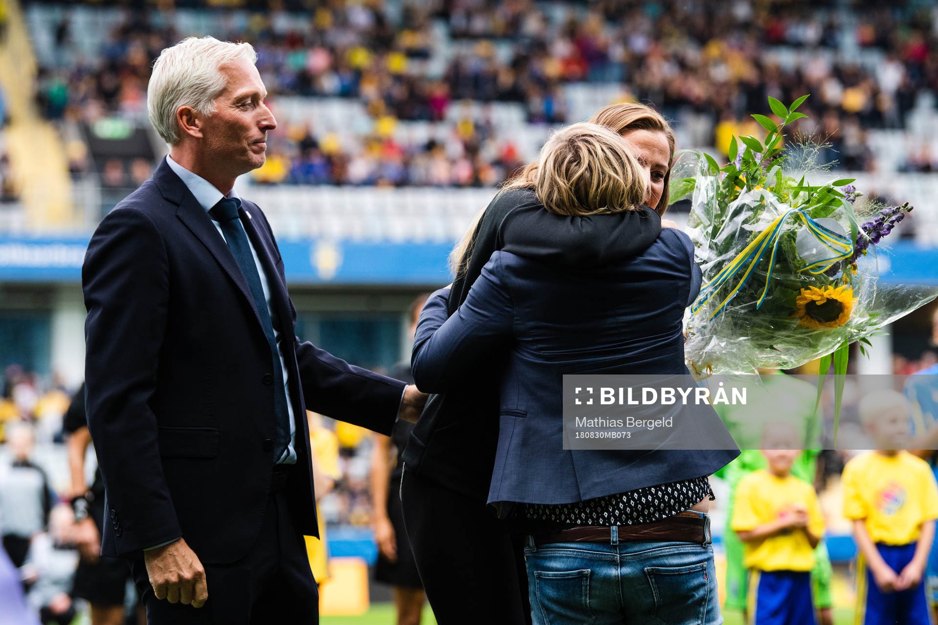 Lotta Schelin (mitten) avtackas av generalsekreterare
