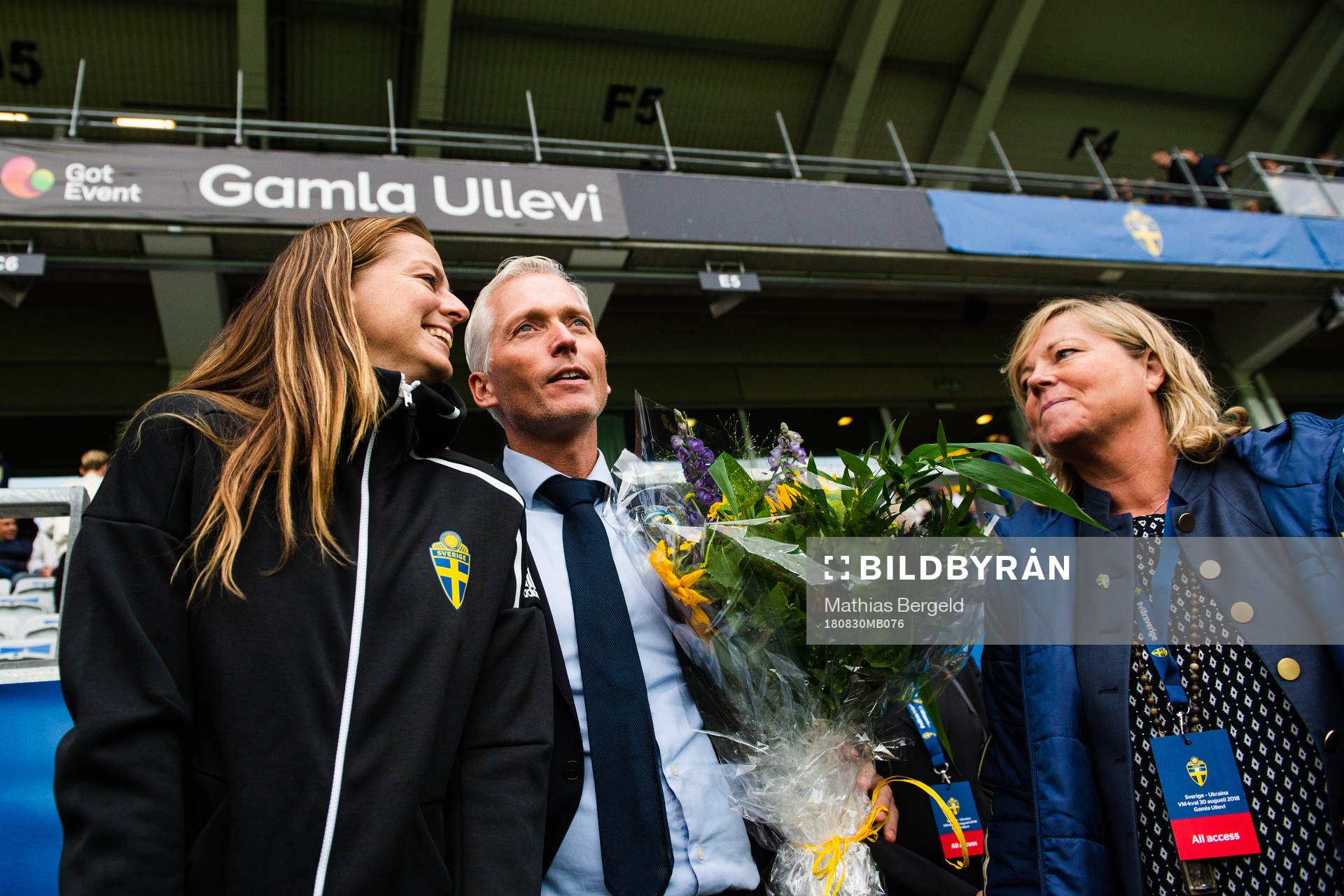 Lotta Schelin (mitten) avtackas av generalsekreterare