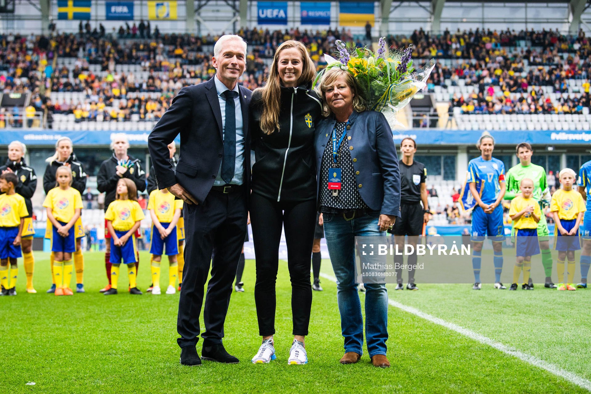 Lotta Schelin (mitten) avtackas av generalsekreterare