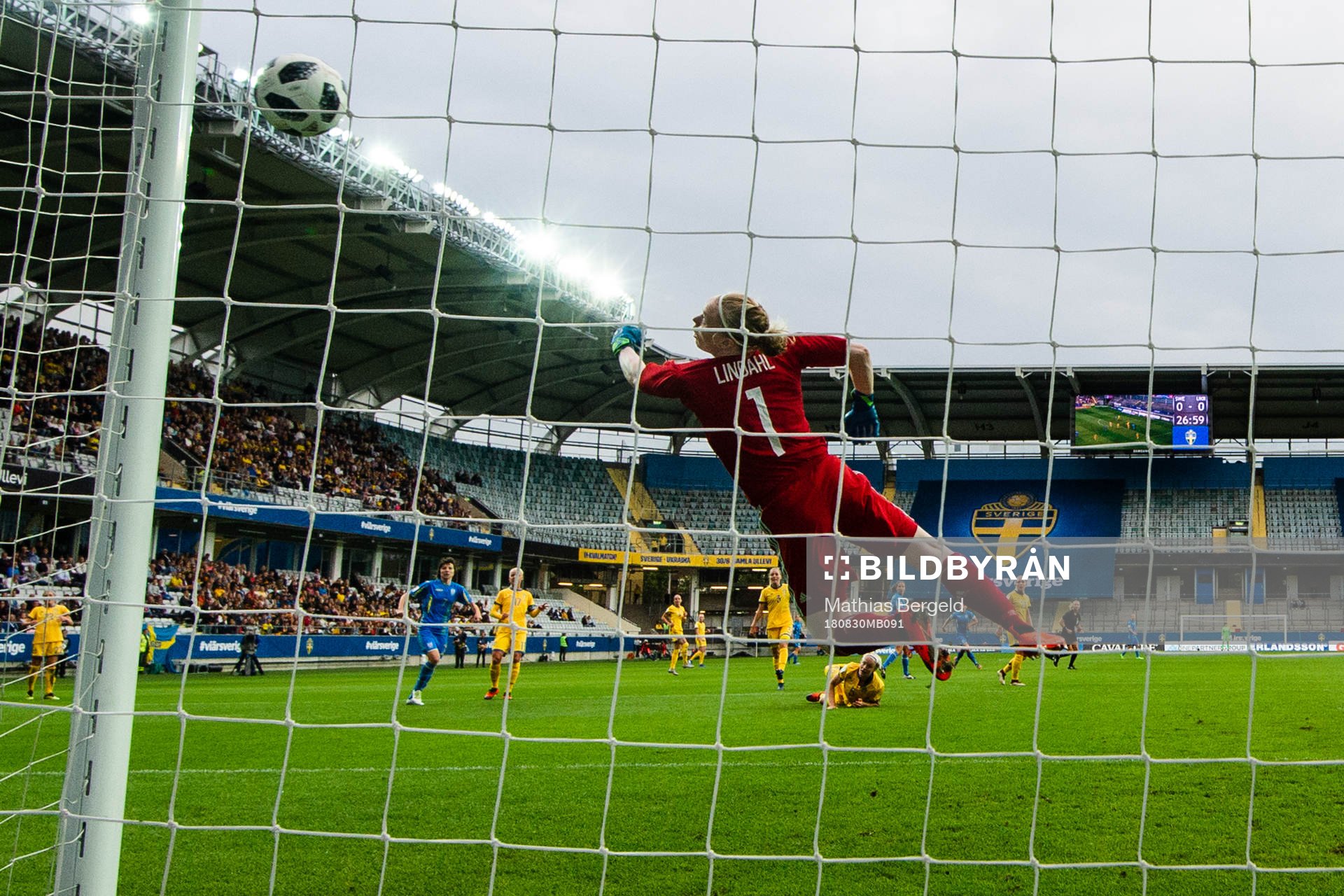 Sveriges målvakt Hedvig Lindahl med en räddning