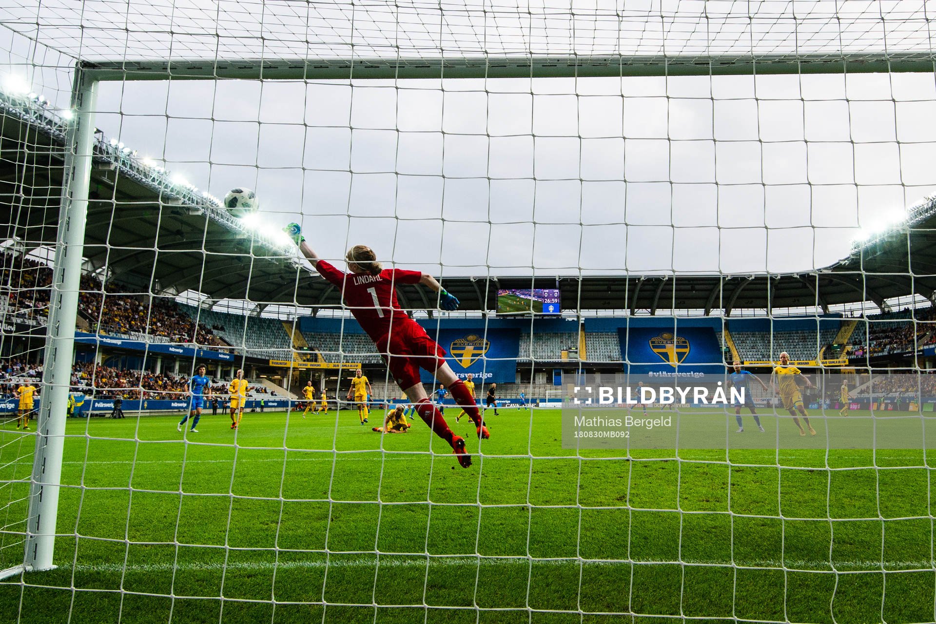 Sveriges målvakt Hedvig Lindahl med en räddning