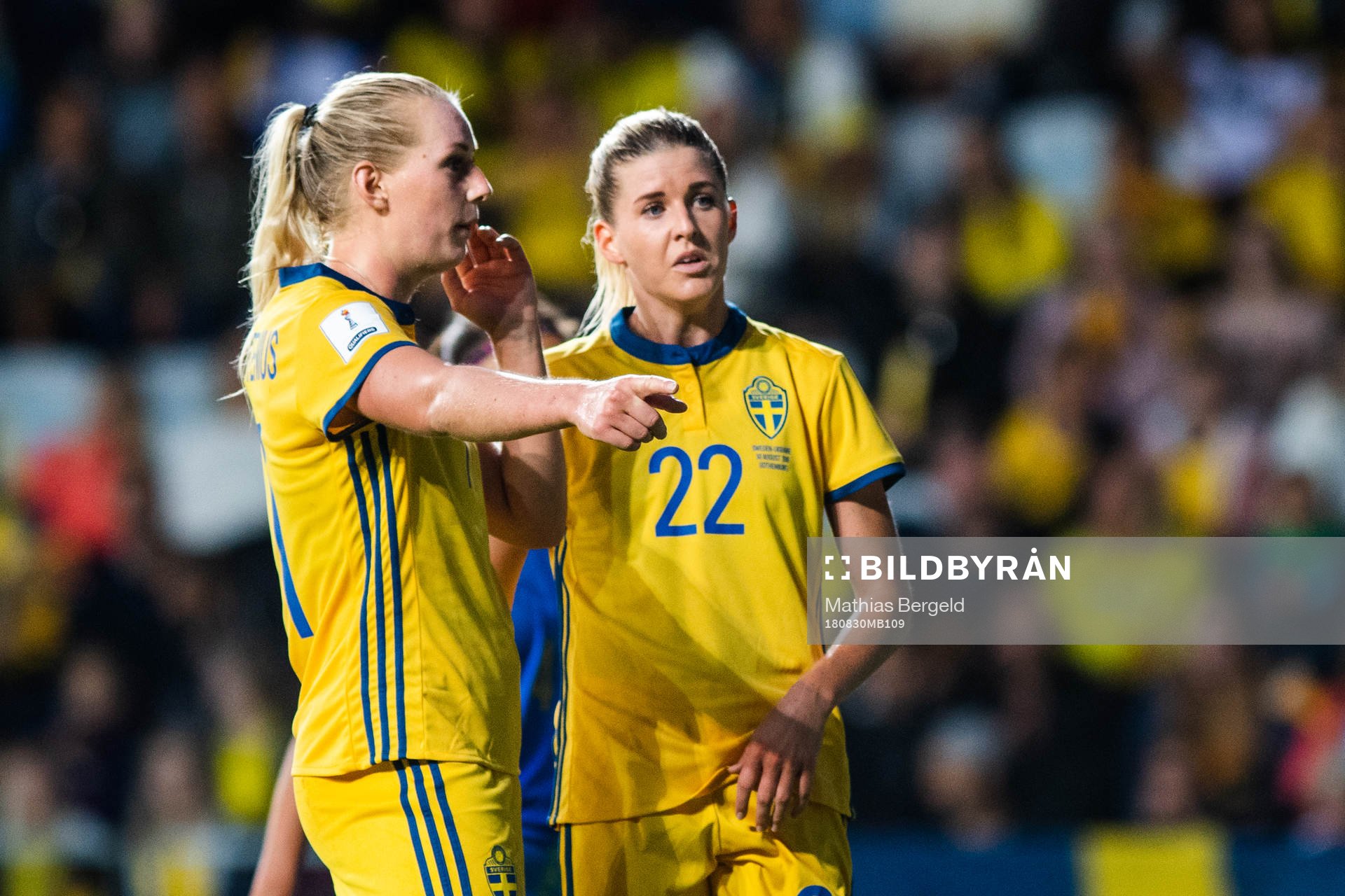 Sveriges Stina Blackstenius diskuterar med Olivia Schough