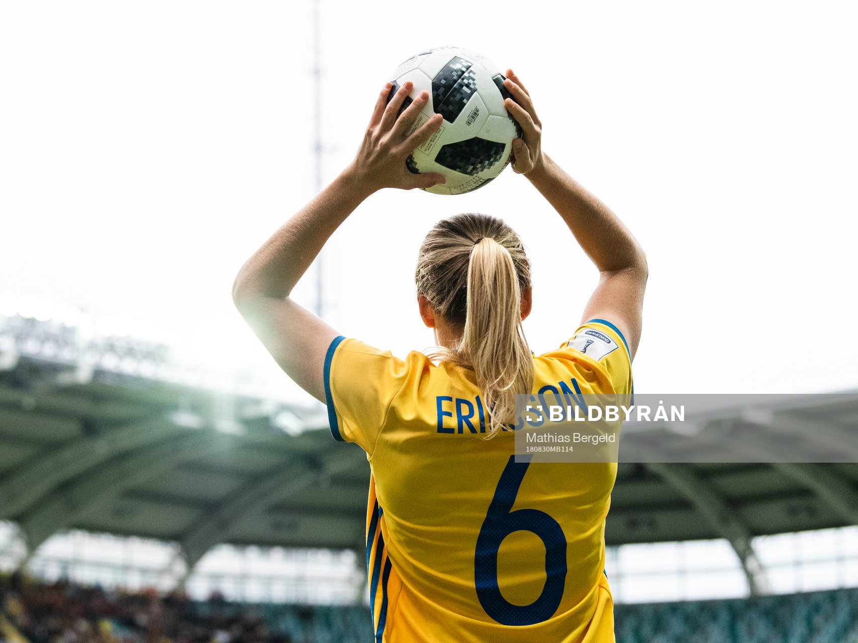 Sveriges Magdalena Eriksson kastar inkast