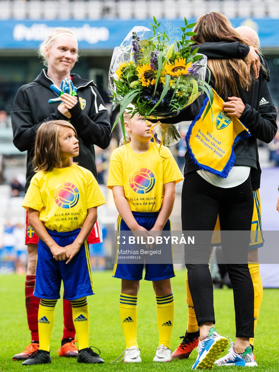 Lotta Schelin kramar om Sveriges Caroline Seger i samband