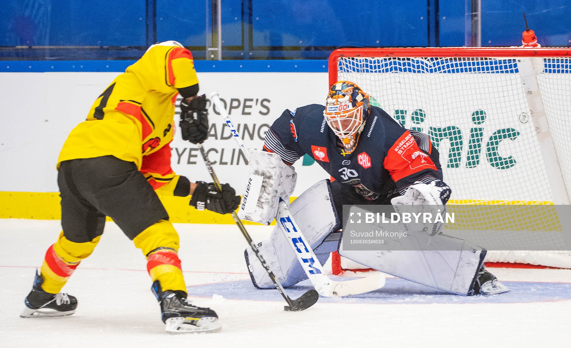 Thomas Rüfenacht of Bern and goalkeeper Viktor Fasth of