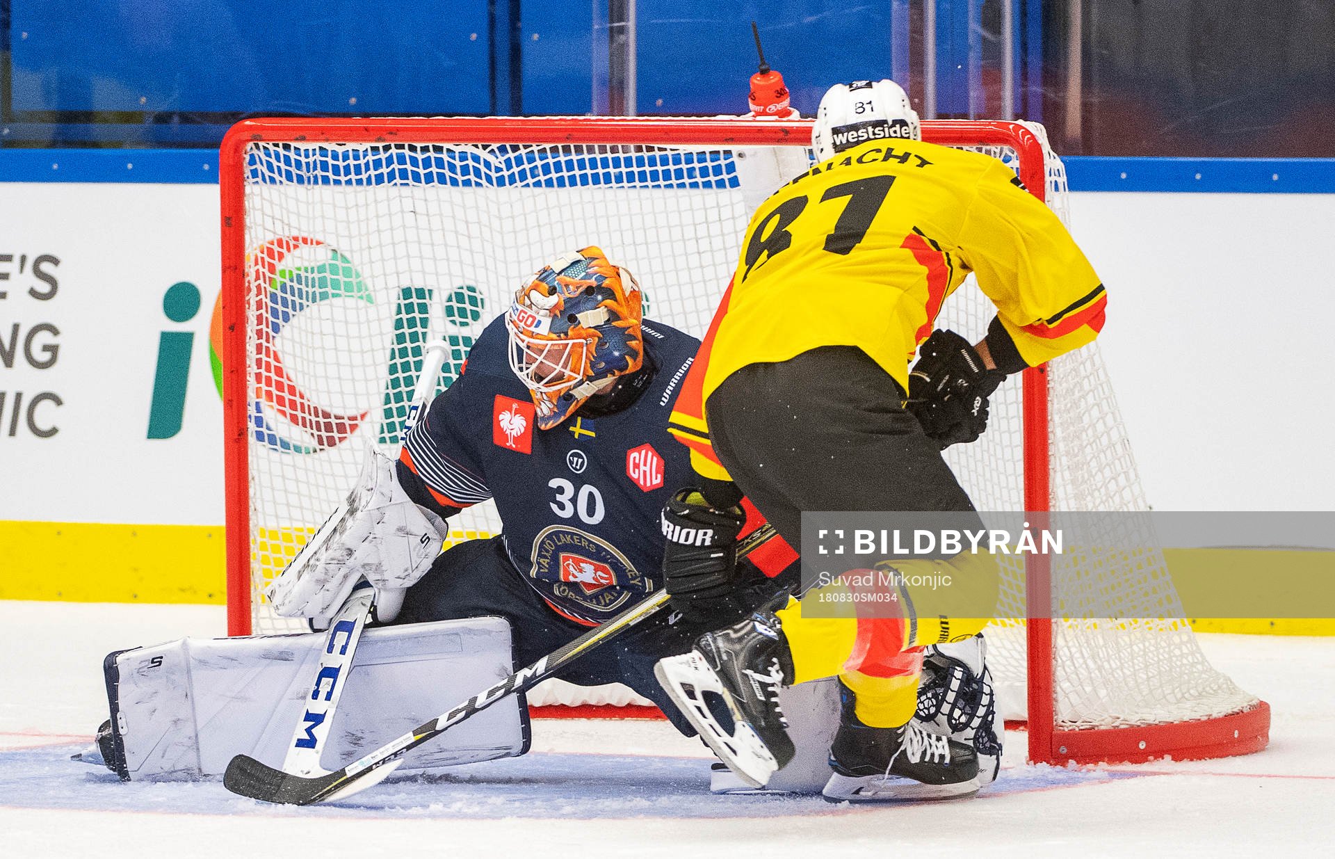 Thomas Rüfenacht of Bern and goalkeeper Viktor Fasth of