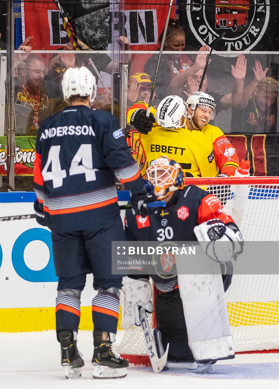 Marc Kämpf and Andrew Ebbett of Bern celebrates the 1-2