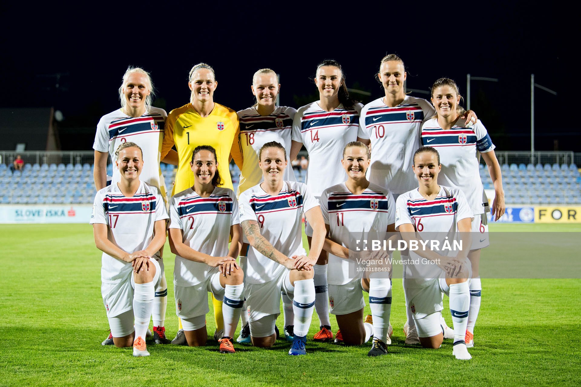 Maria Thorisdottir (2nd row), goalkeeper Ingrid Hjelmseth,