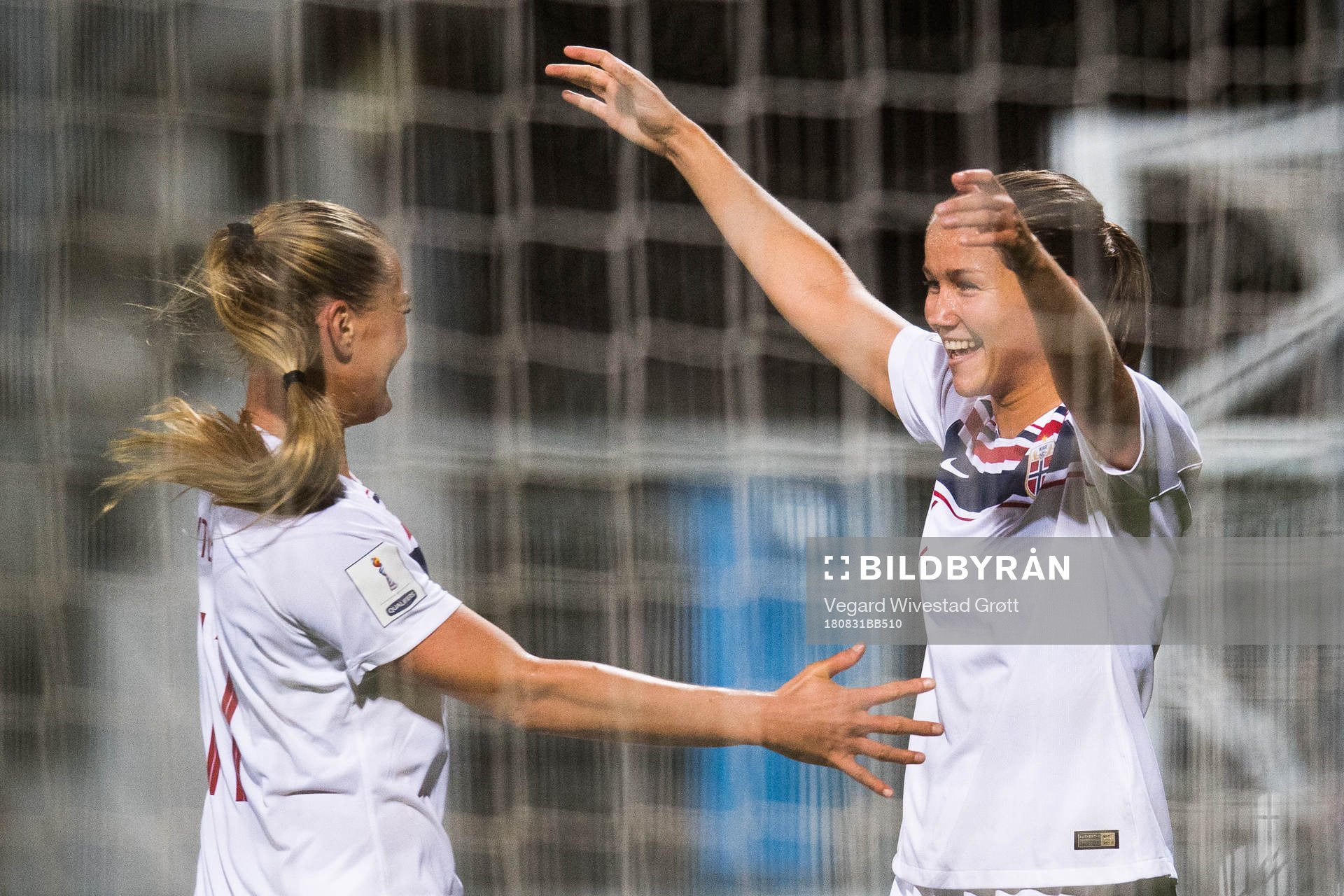 Guro Reiten celebrates the 0-2 goal with Lisa-Marie