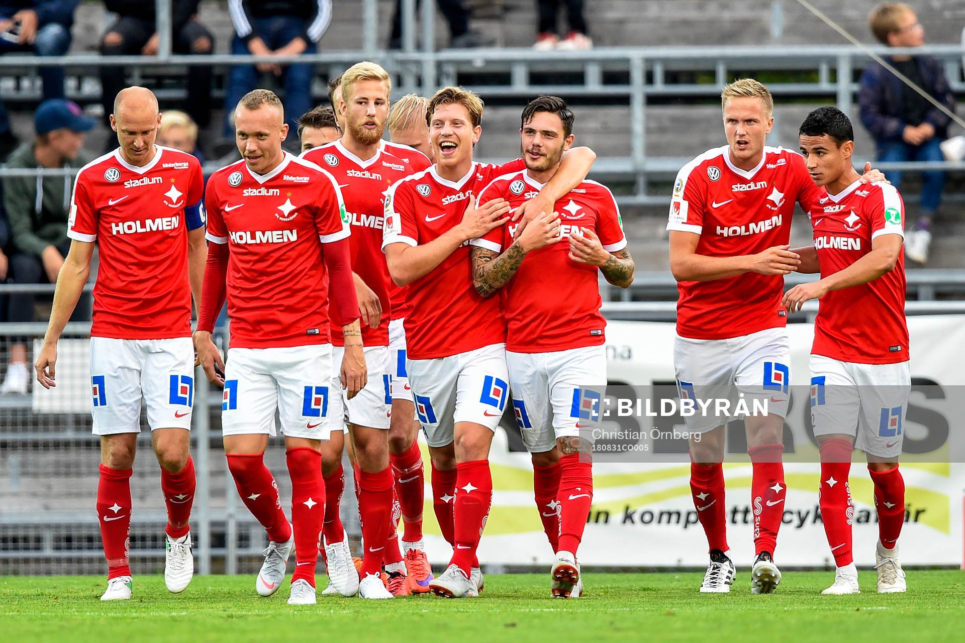 Norrköpings David Moberg Karlsson jublar med lagkamrater efter 0-1 under fotbollsmatchen i Allsvenskan mellan Trelleborg och IFK Norrköping den 31 augusti 2018 i Trelleborg.