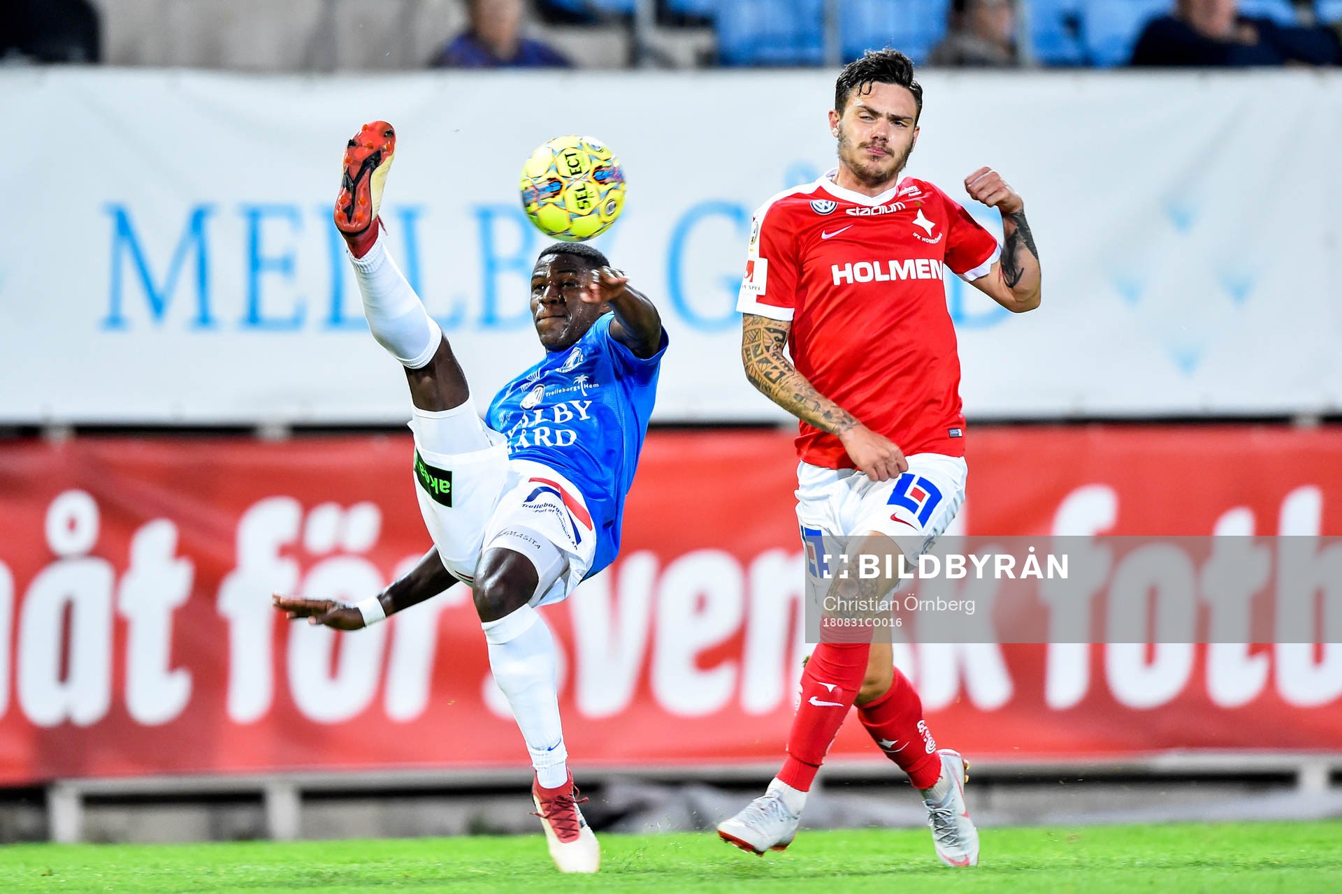 Trelleborgs Kofi Sarkodie och Norrköpings David Moberg Karlsson under fotbollsmatchen i Allsvenskan mellan Trelleborg och IFK Norrköping den 31 augusti 2018 i Trelleborg.