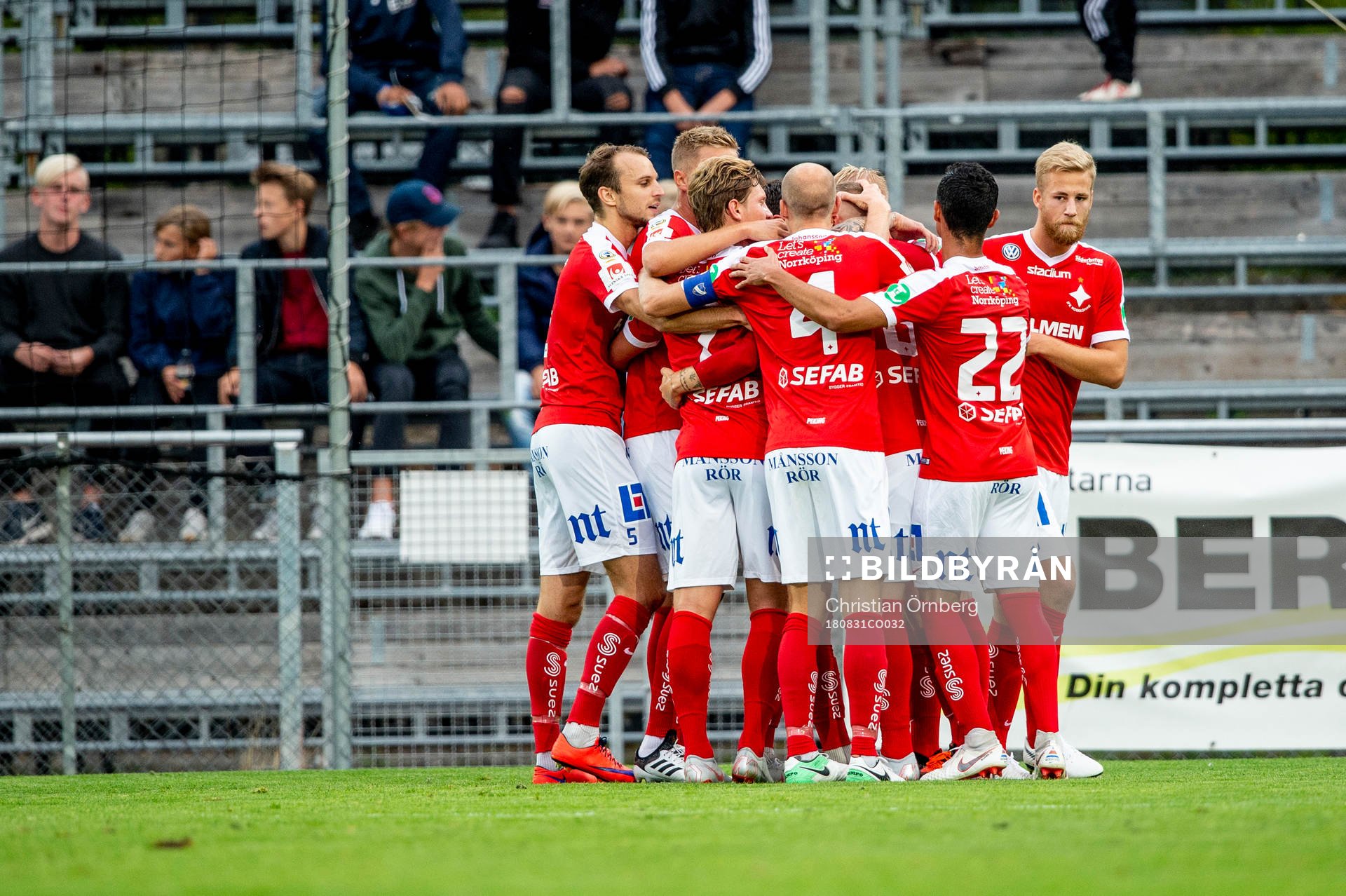Jubel i Norrköping efter 0-1 under fotbollsmatchen i Allsvenskan mellan Trelleborg och IFK Norrköping den 31 augusti 2018 i Trelleborg.