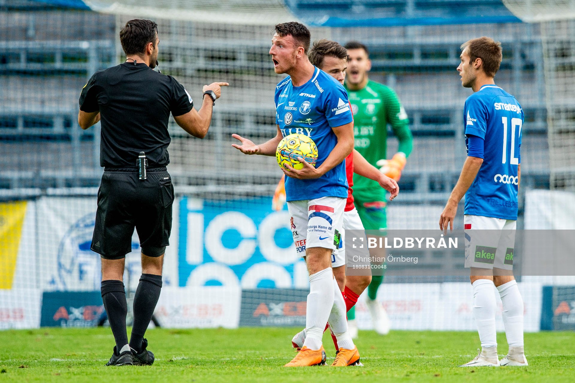 Trelleborgs Alexander Blomqvist skriker åt domaren Granit