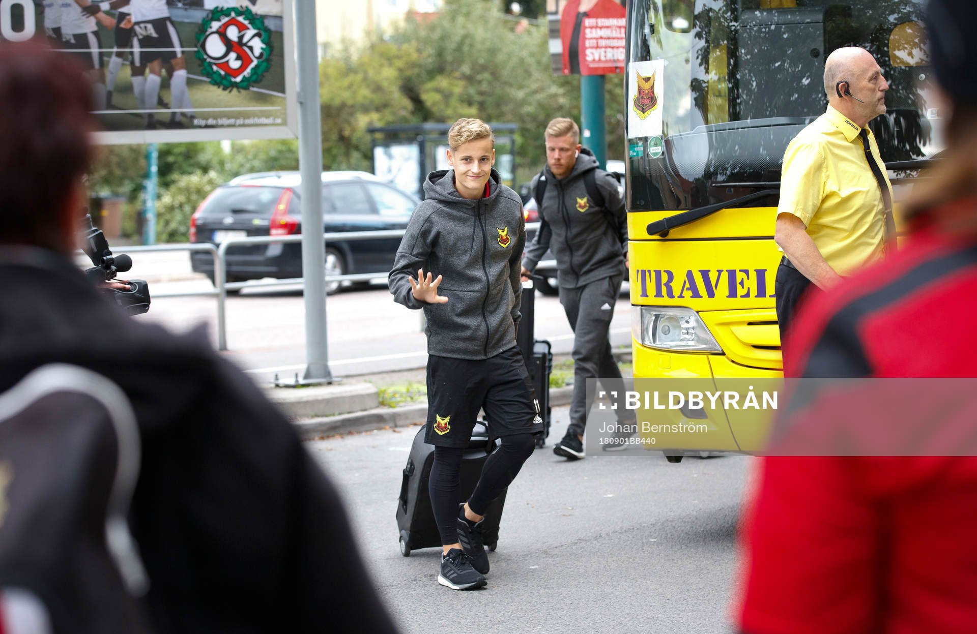 Östersunds Henrik Bellman hälsar på några fans när han