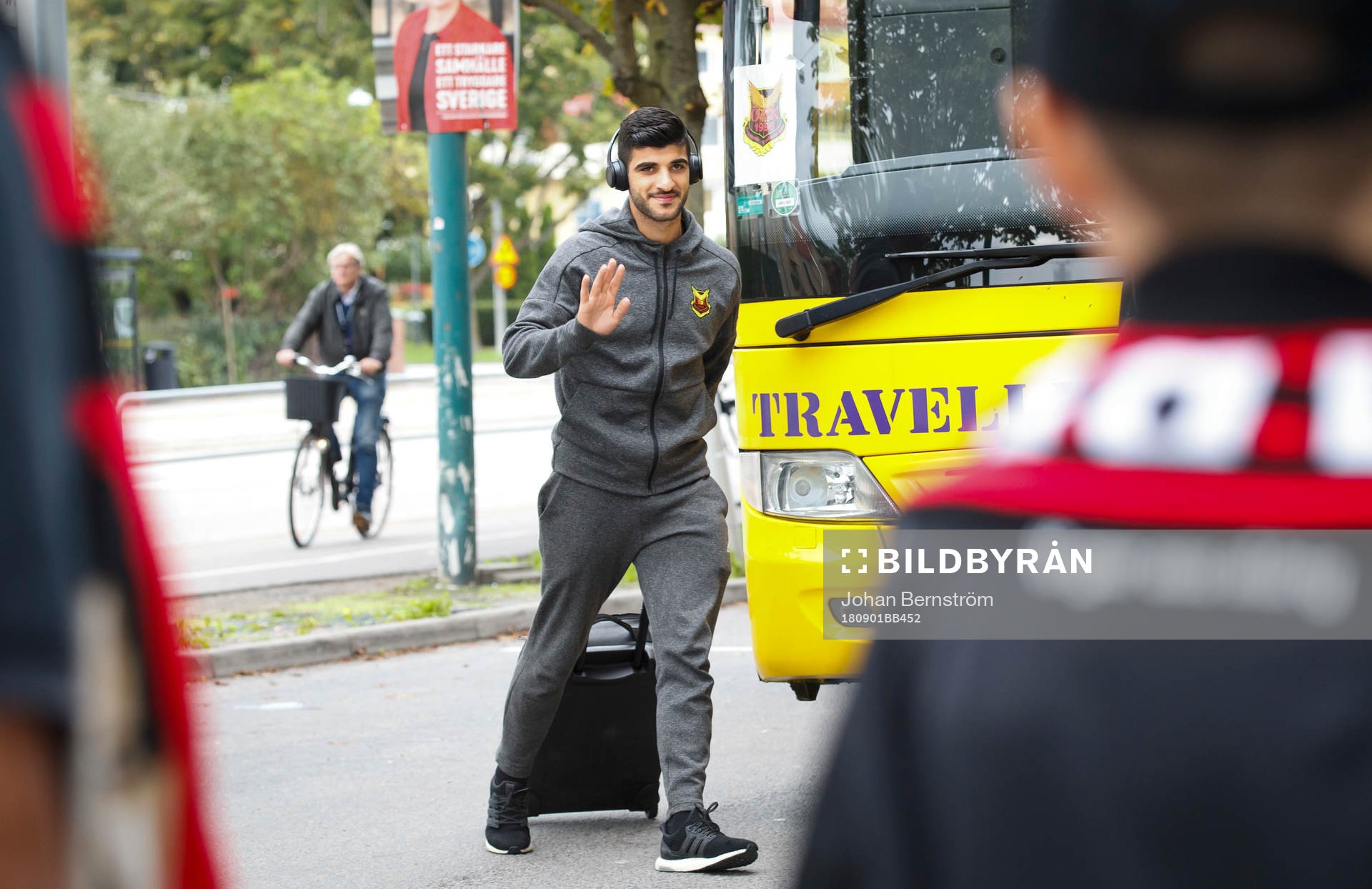 Östersunds Rewan Amin hälsar på några fans när han
