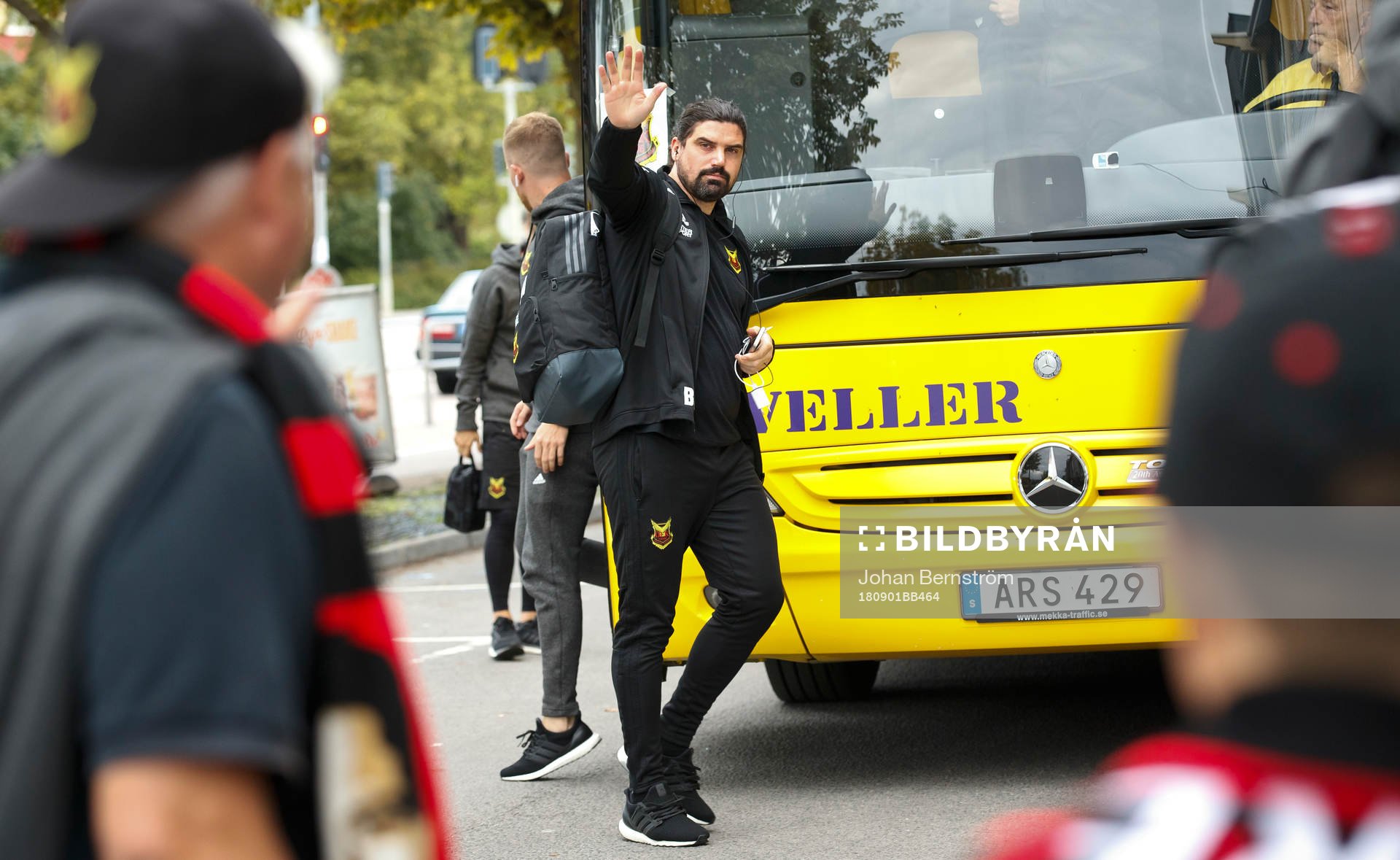 Östersunds assisterande tränare Brian Wake hälsar på